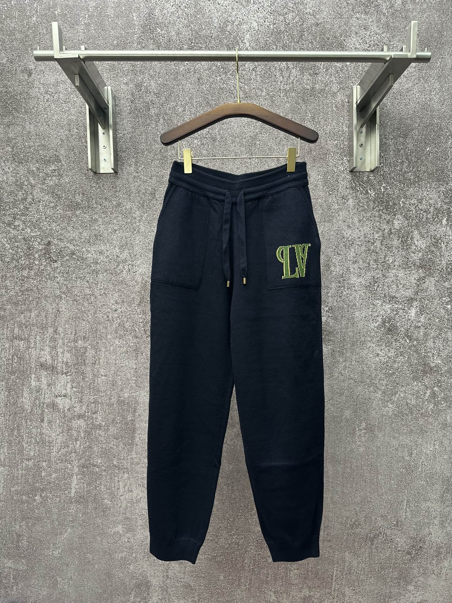 LV高仿男士深藍連帽外套 立體刺繡撞色設計｜歐美奢侈品精品推薦