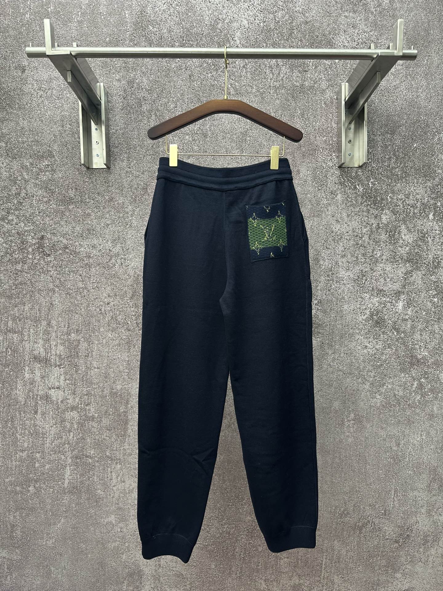 LV高仿男士深藍連帽外套 立體刺繡撞色設計｜歐美奢侈品精品推薦