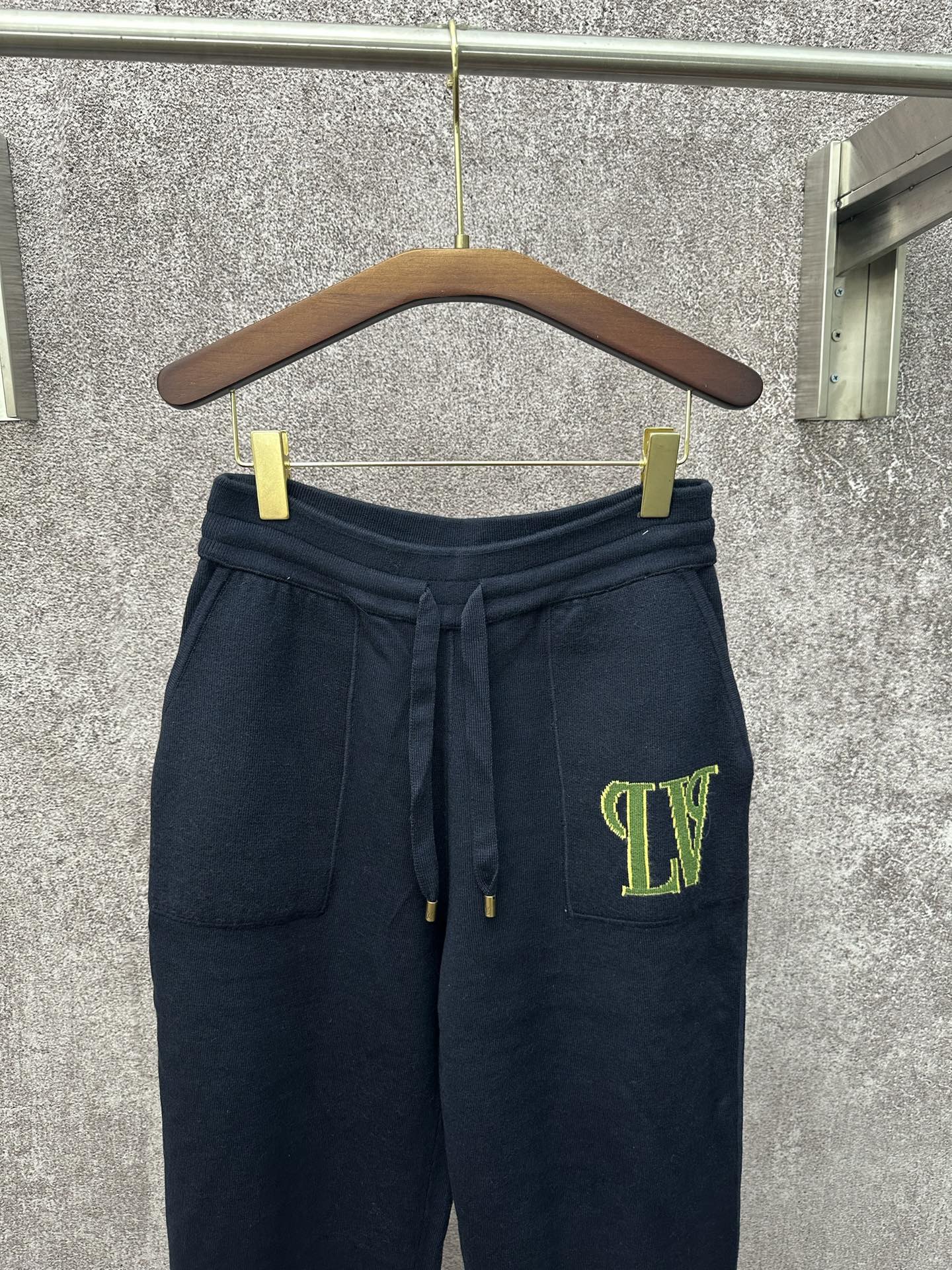 LV高仿男士深藍連帽外套 立體刺繡撞色設計｜歐美奢侈品精品推薦