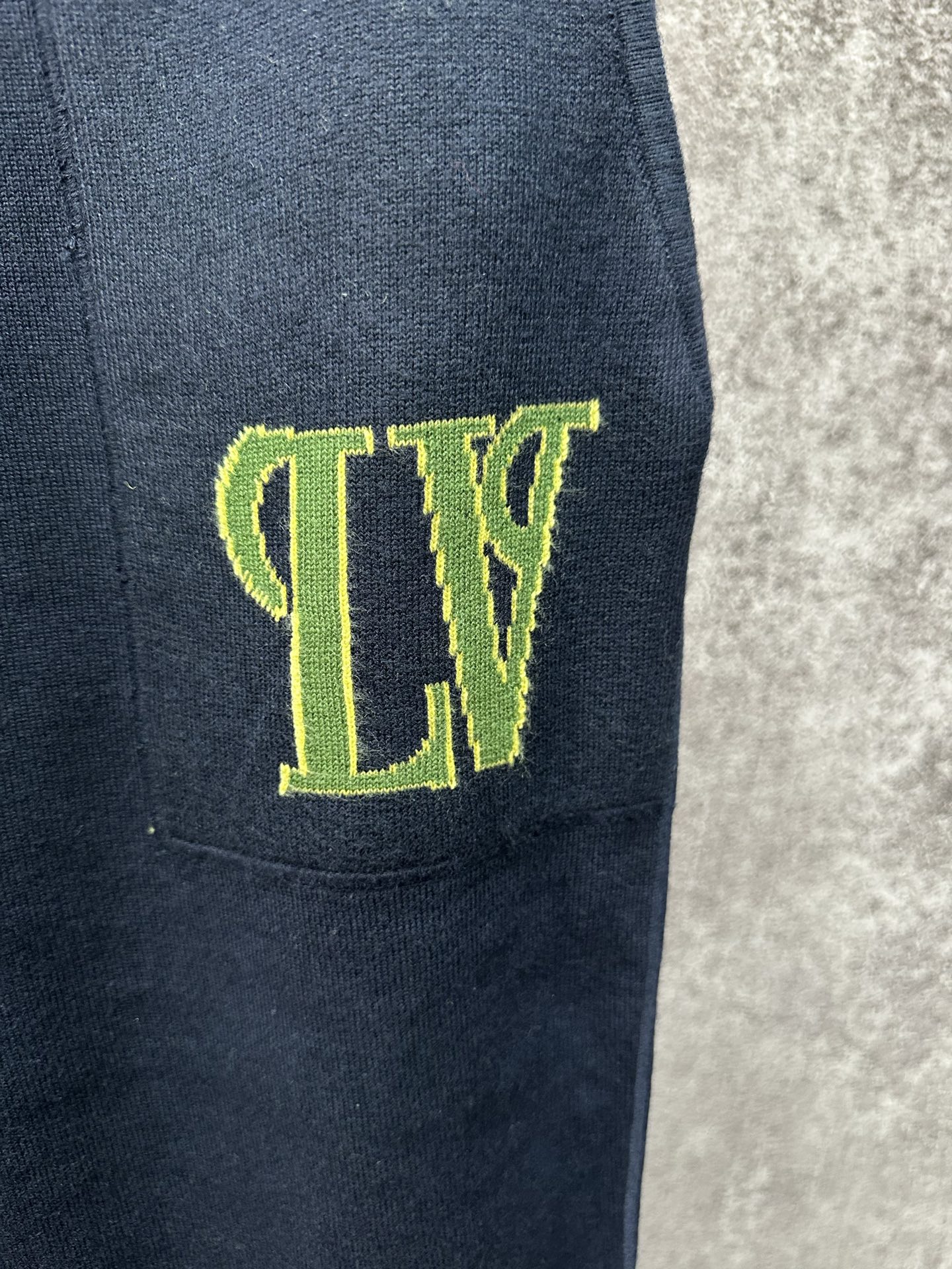 LV高仿男士深藍連帽外套 立體刺繡撞色設計｜歐美奢侈品精品推薦