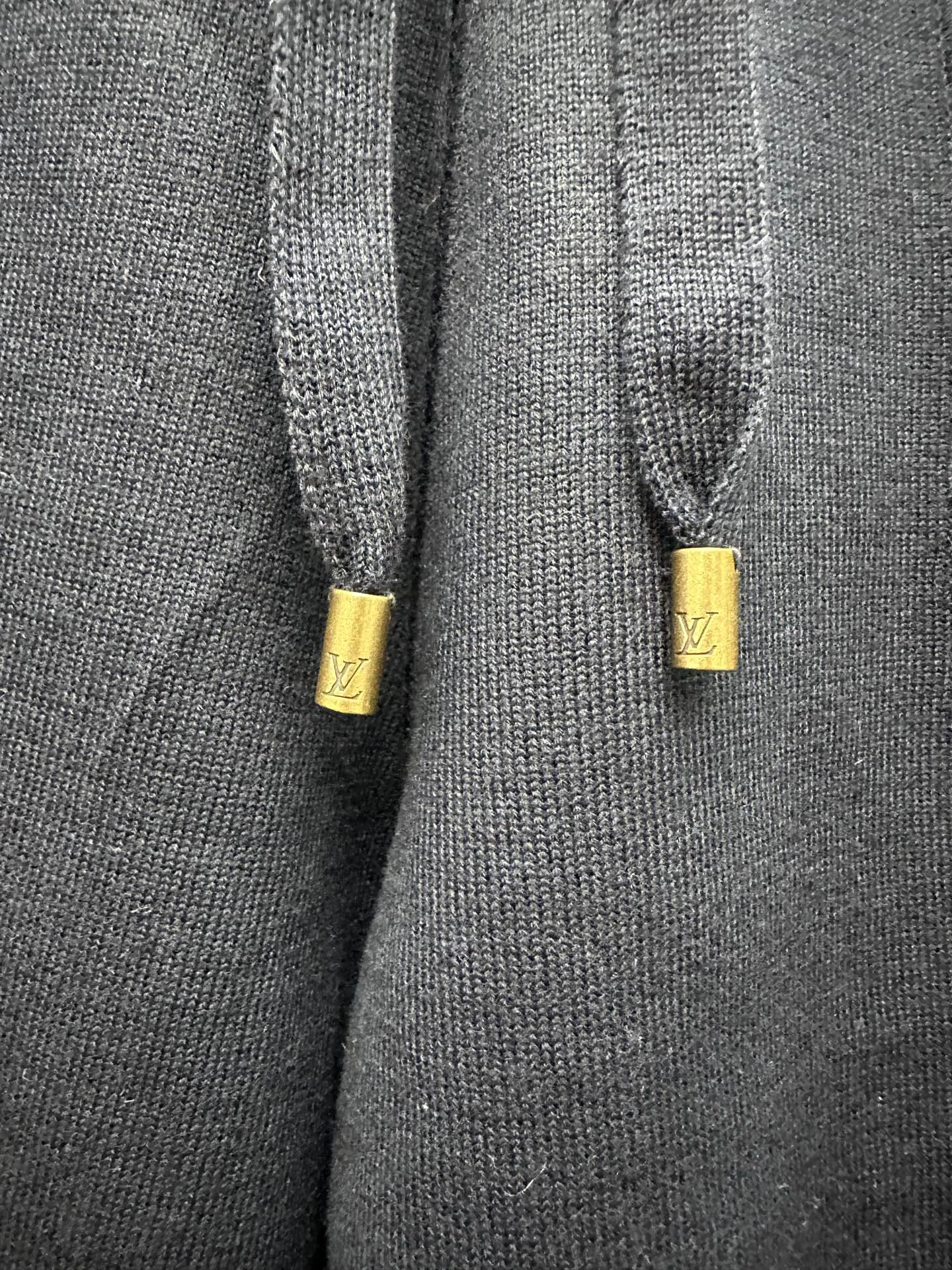 LV高仿男士深藍連帽外套 立體刺繡撞色設計｜歐美奢侈品精品推薦