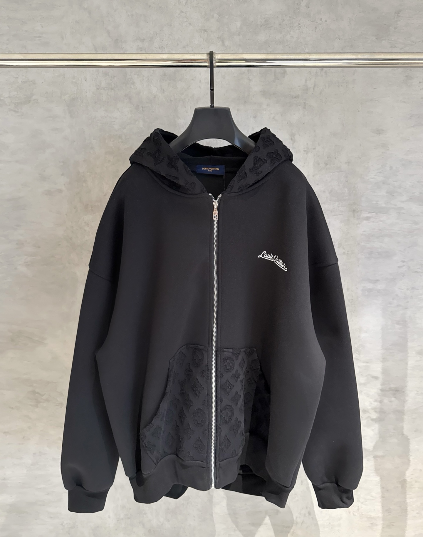 LV高仿男士黑色連帽外套 全黑老花拼接設計款