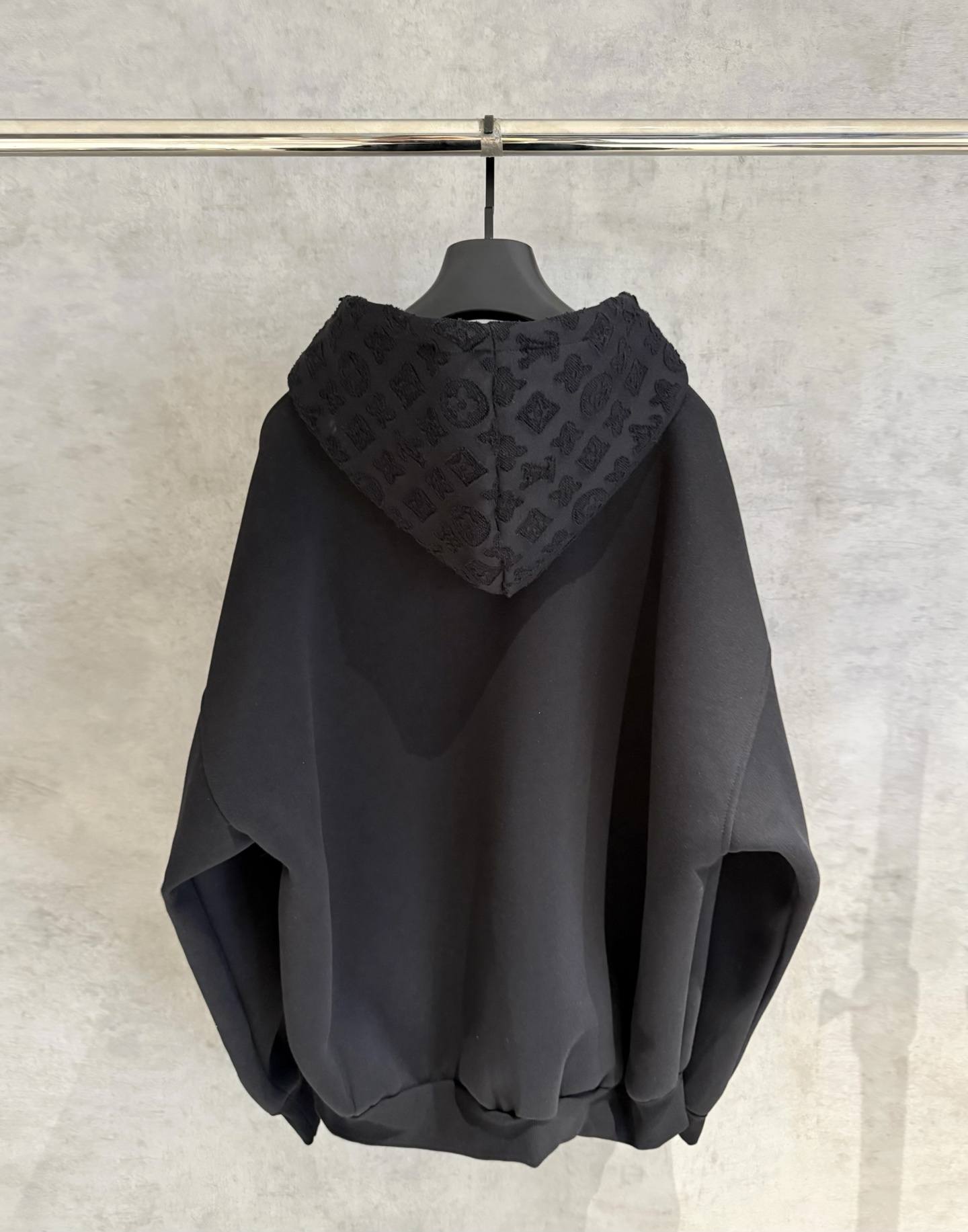 LV高仿男士黑色連帽外套 全黑老花拼接設計款｜歐美奢侈品精品推薦