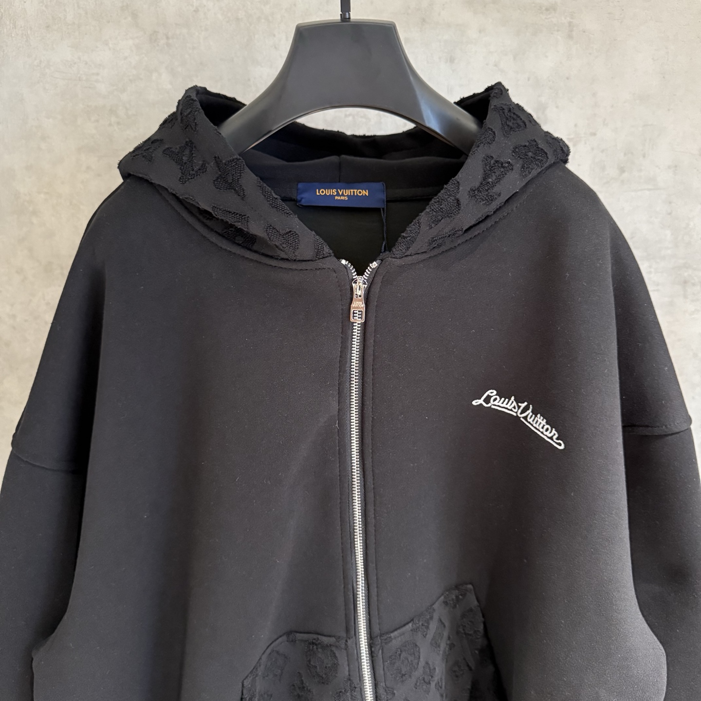 LV高仿男士黑色連帽外套 全黑老花拼接設計款｜歐美奢侈品精品推薦