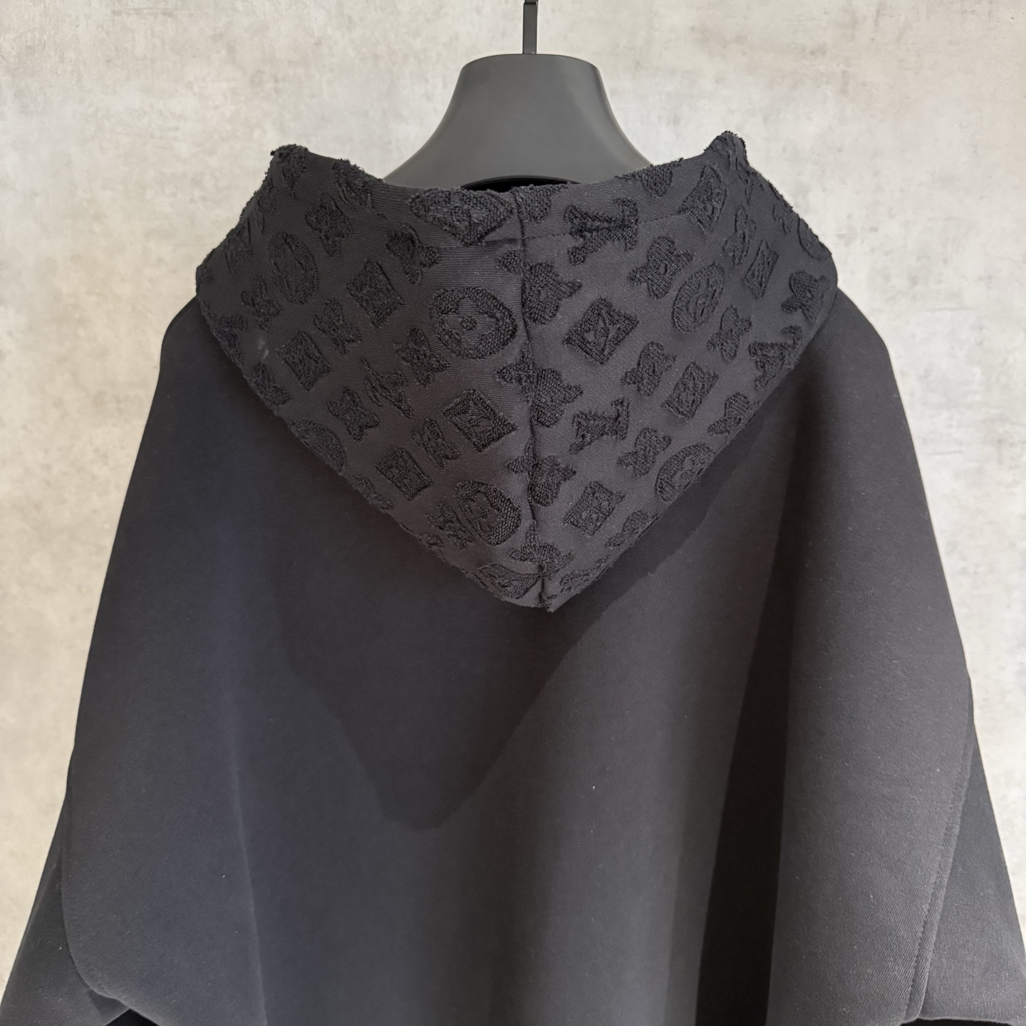 LV高仿男士黑色連帽外套 全黑老花拼接設計款｜歐美奢侈品精品推薦