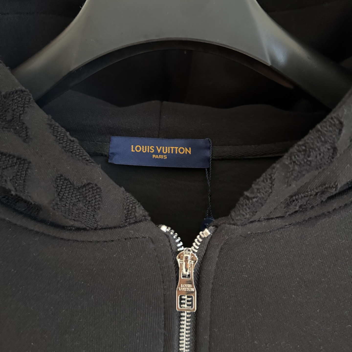 LV高仿男士黑色連帽外套 全黑老花拼接設計款｜歐美奢侈品精品推薦