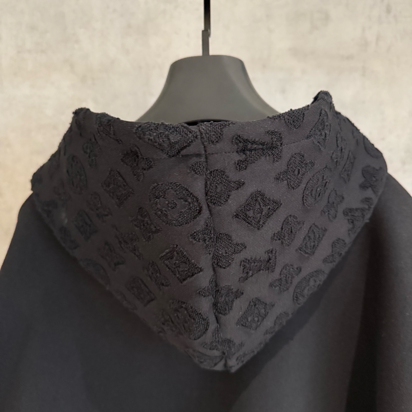 LV高仿男士黑色連帽外套 全黑老花拼接設計款｜歐美奢侈品精品推薦