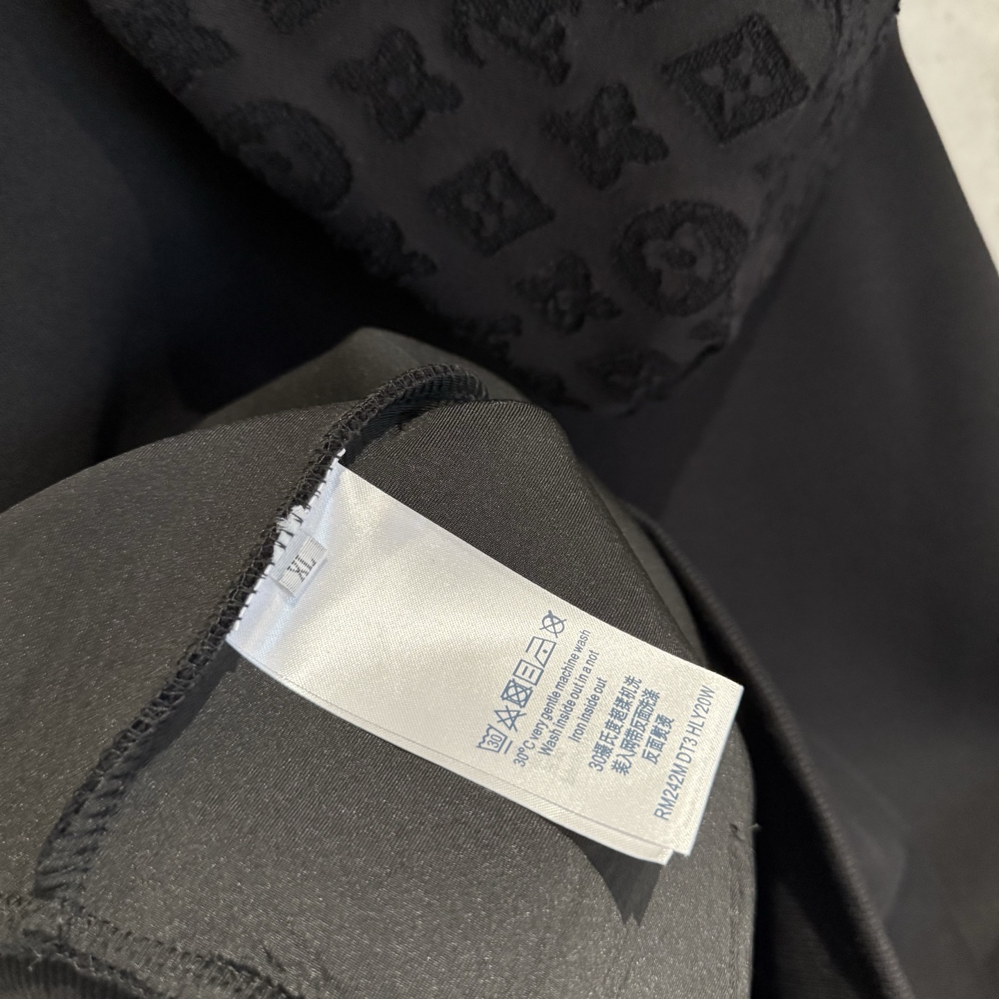 LV高仿男士黑色連帽外套 全黑老花拼接設計款｜歐美奢侈品精品推薦