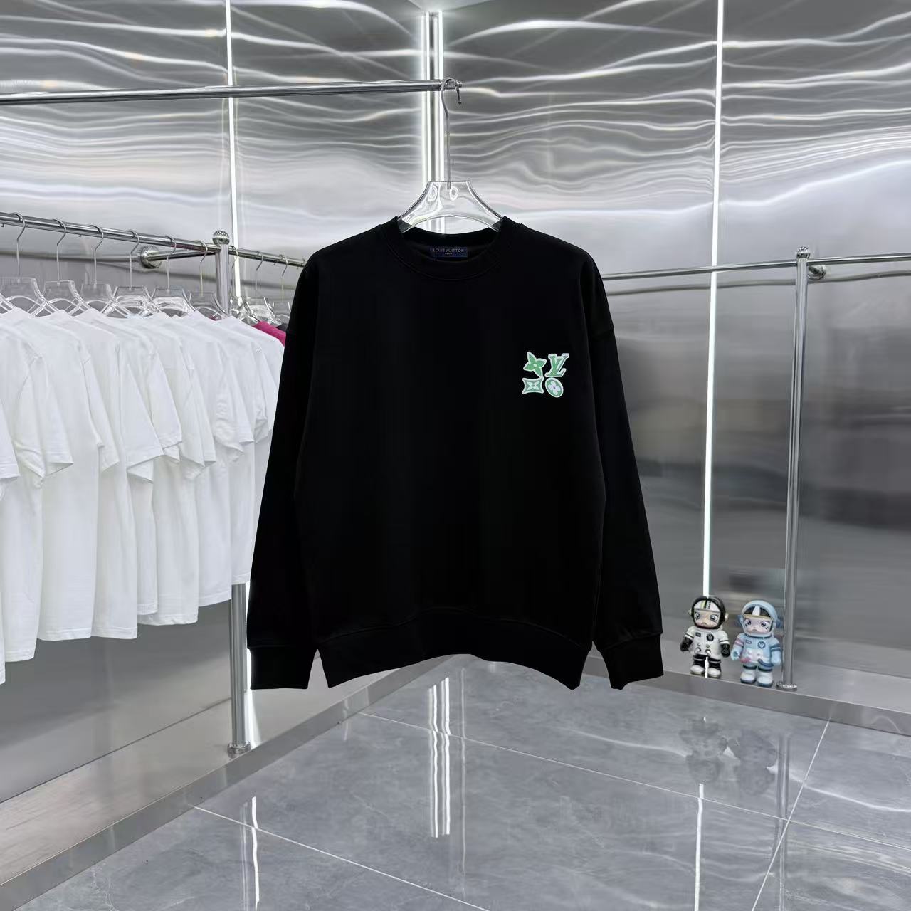 LV 高仿黑色圓領衛衣 綠色徽章刺繡設計｜歐美奢侈品精品推薦