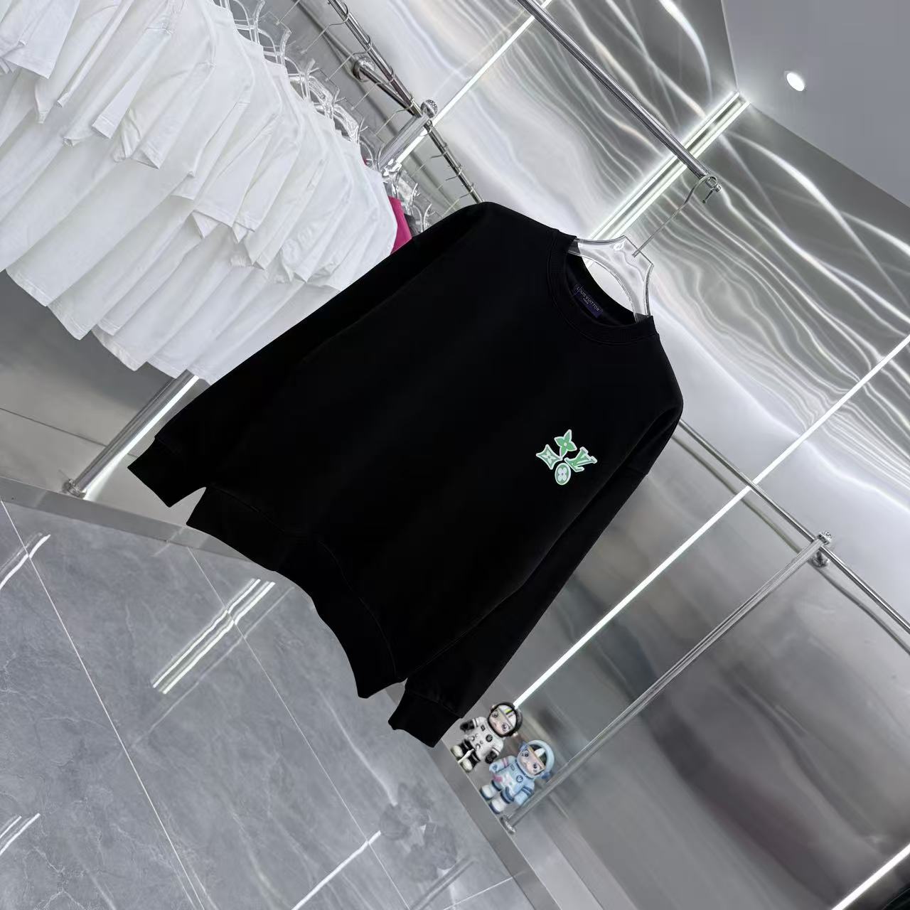 LV 高仿黑色圓領衛衣 綠色徽章刺繡設計|超A仿原單精品圖片 13 LV 高仿黑色圓領衛衣 綠色徽章刺繡設計|歐美奢侈品精品推薦