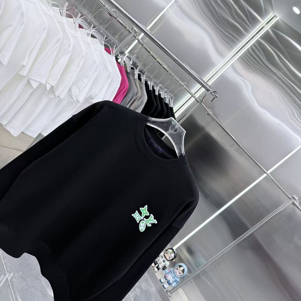 LV 高仿黑色圓領衛衣 綠色徽章刺繡設計｜歐美奢侈品精品推薦