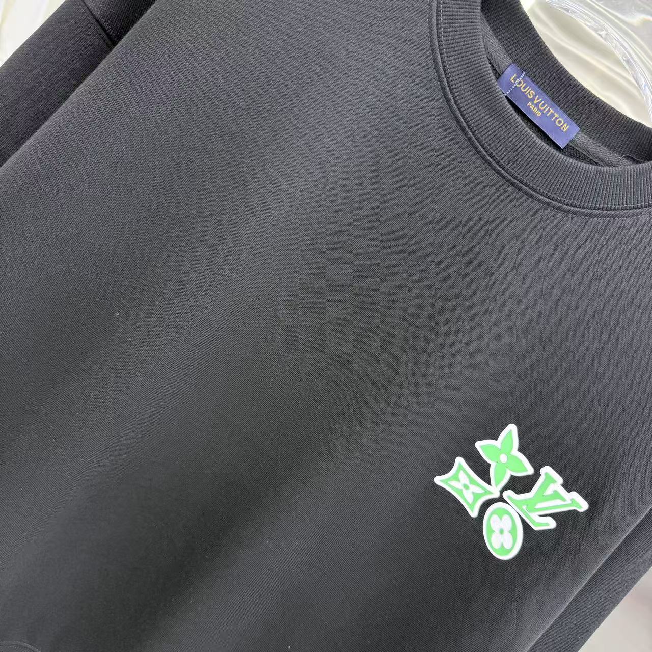 LV 高仿黑色圓領衛衣 綠色徽章刺繡設計｜歐美奢侈品精品推薦