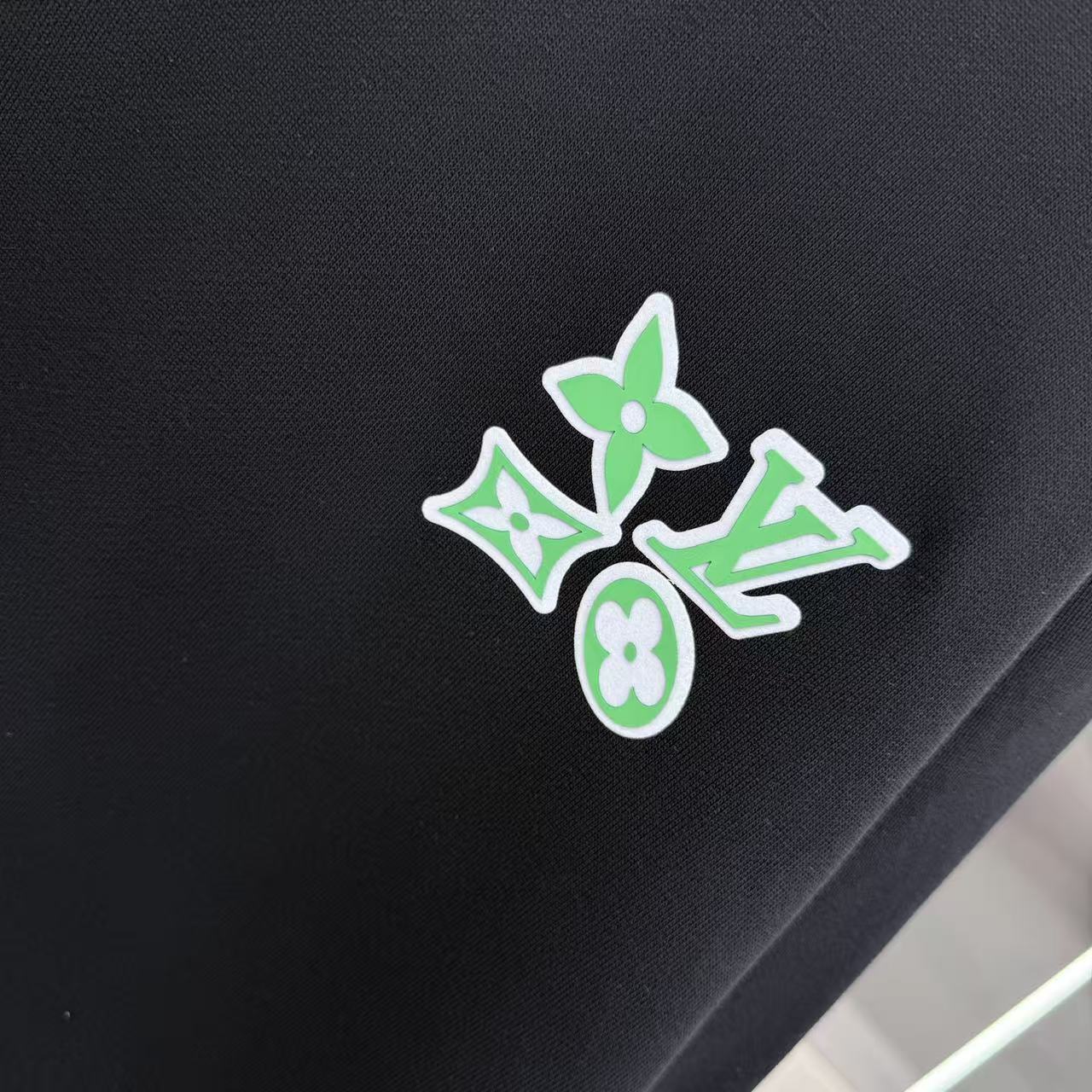 LV 高仿黑色圓領衛衣 綠色徽章刺繡設計｜歐美奢侈品精品推薦