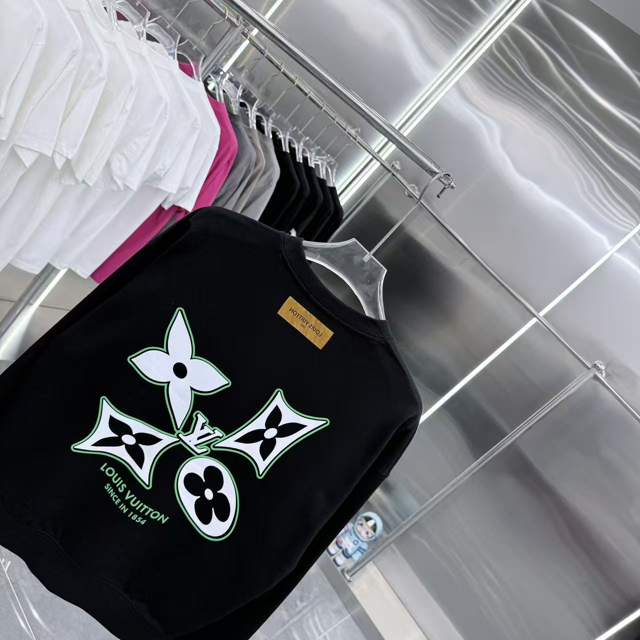 LV 高仿黑色圓領衛衣 綠色徽章刺繡設計｜歐美奢侈品精品推薦