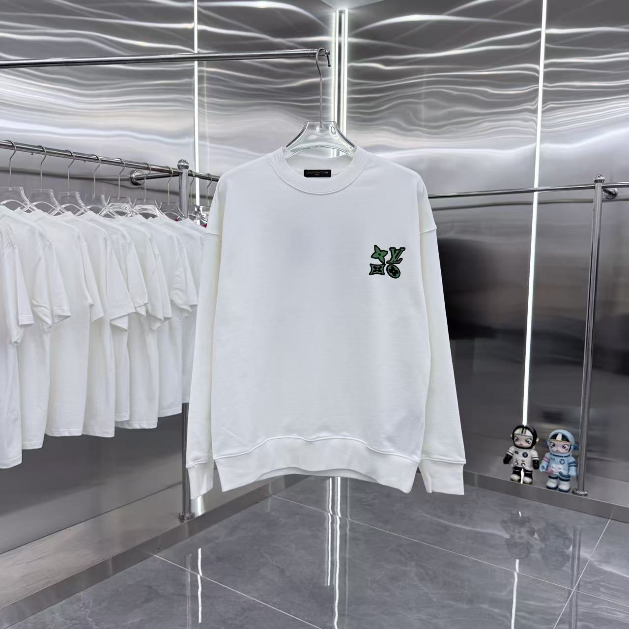 LV 一比一白色圓領衛衣 綠色徽章刺繡時尚款|超A仿原單精品圖片 2 LV 一比一白色圓領衛衣 綠色徽章刺繡時尚款|歐美奢侈品精品推薦