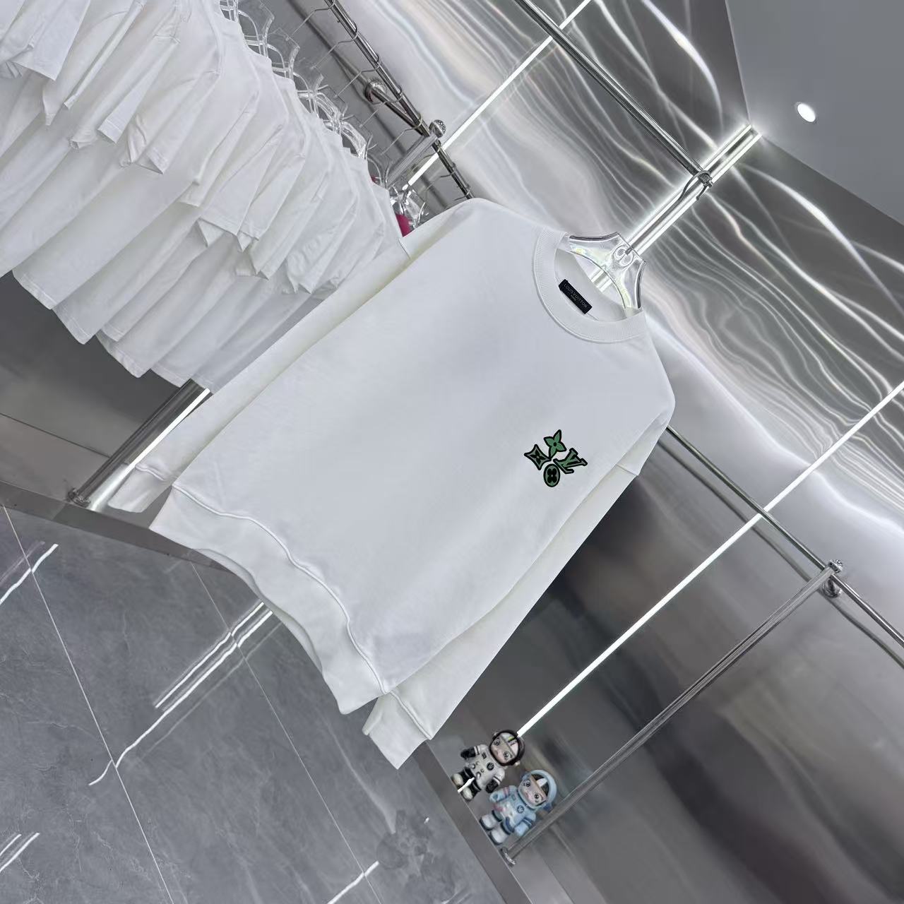 LV 一比一白色圓領衛衣 綠色徽章刺繡時尚款｜歐美奢侈品精品推薦