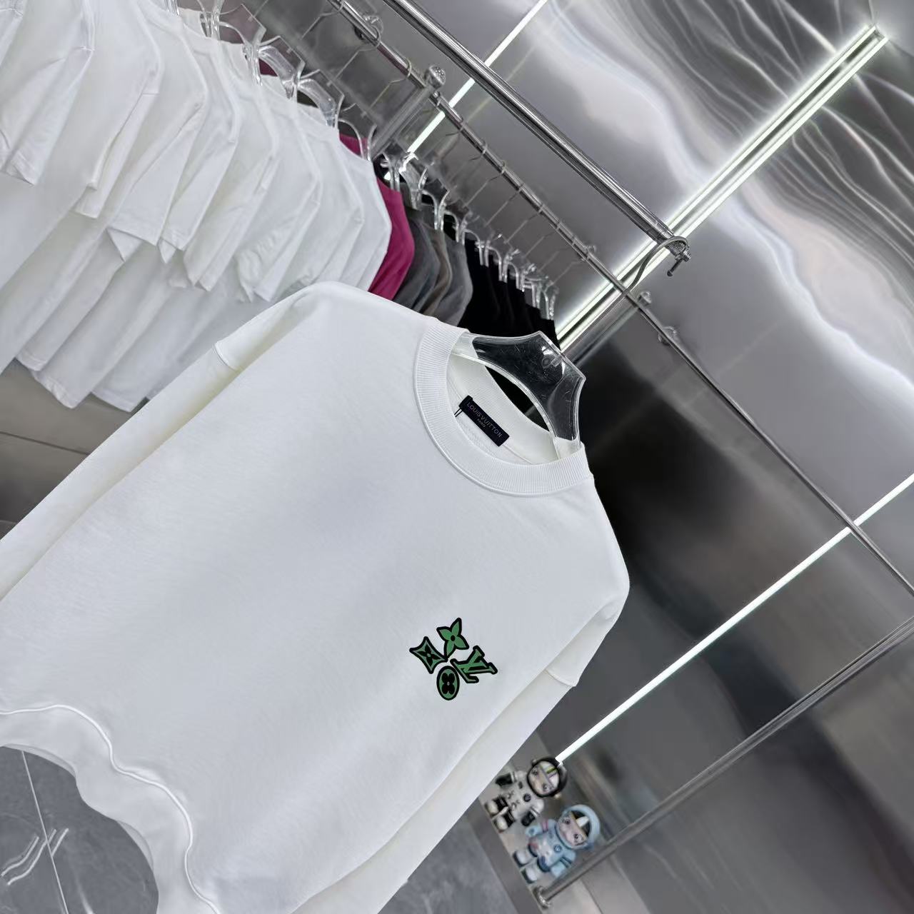 LV 一比一白色圓領衛衣 綠色徽章刺繡時尚款｜歐美奢侈品精品推薦