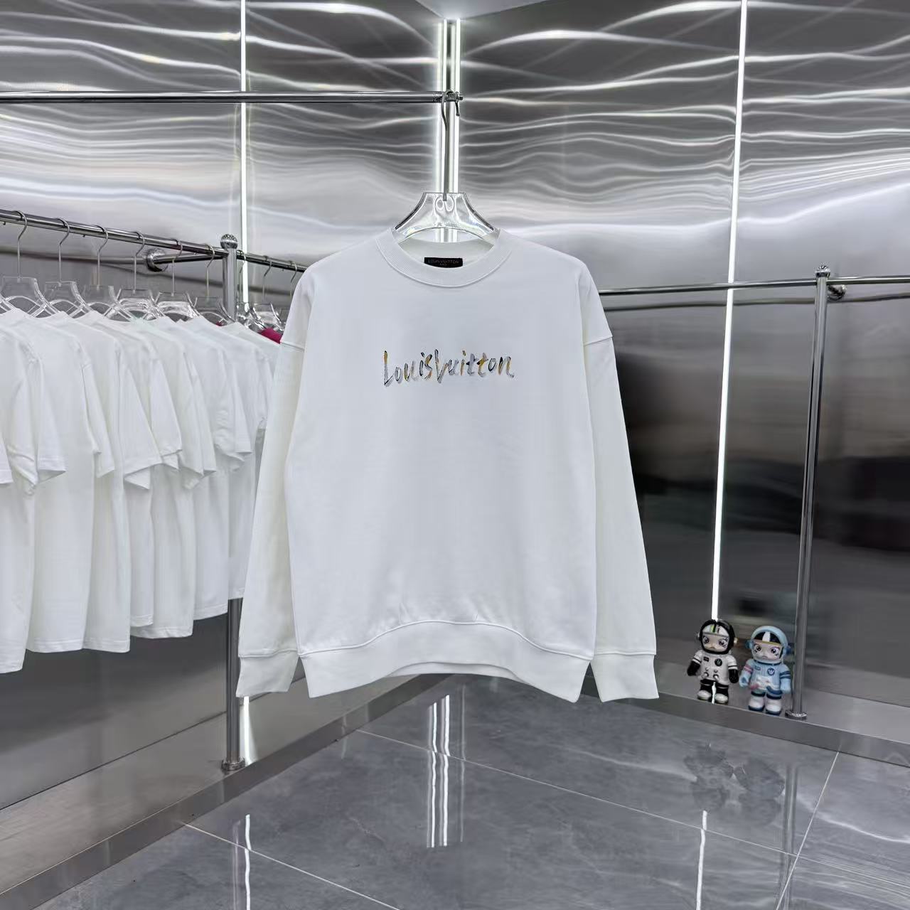 LV 高仿白色圓領衛衣 彩色Logo印花簡約設計｜歐美奢侈品精品推薦