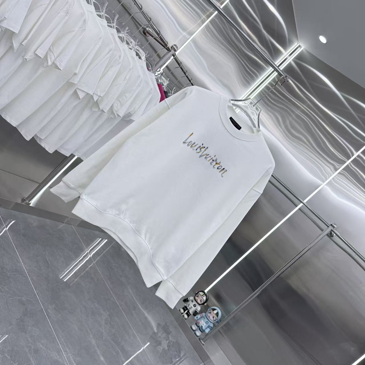 LV 高仿白色圓領衛衣 彩色Logo印花簡約設計｜歐美奢侈品精品推薦