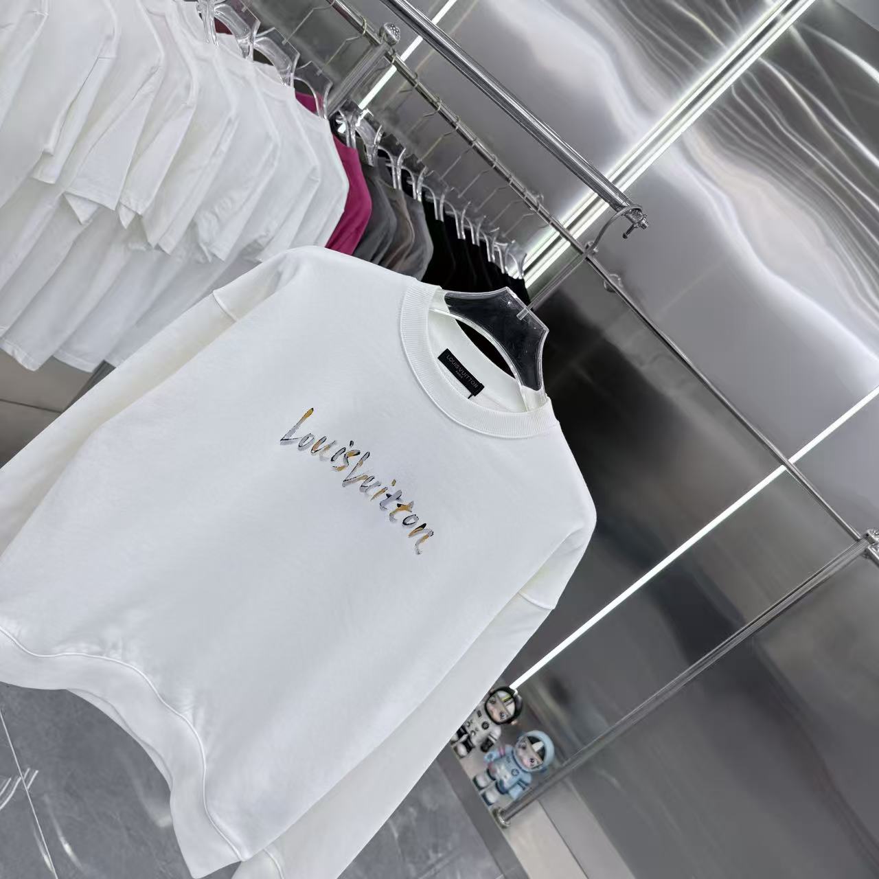 LV 高仿白色圓領衛衣 彩色Logo印花簡約設計｜歐美奢侈品精品推薦