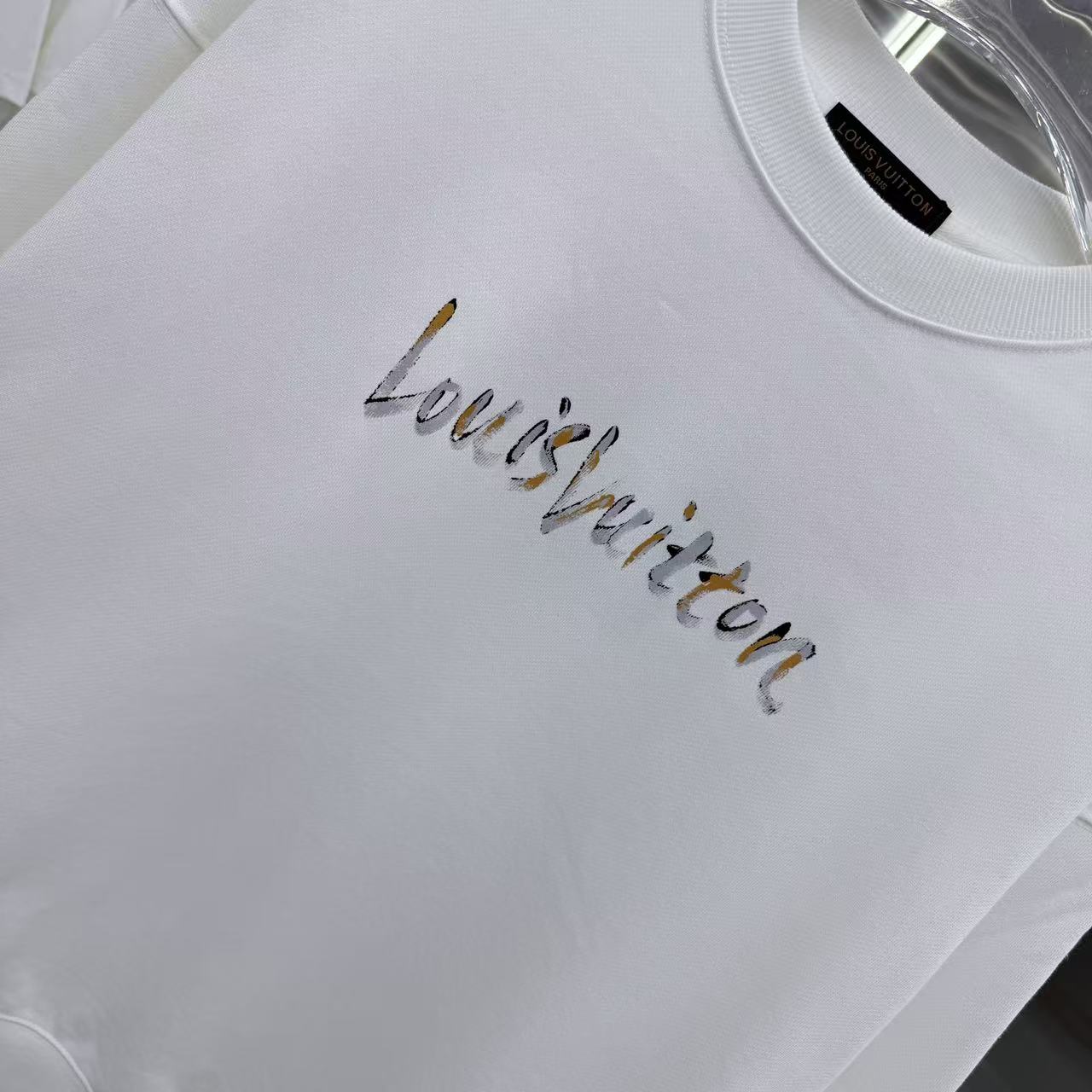 LV 高仿白色圓領衛衣 彩色Logo印花簡約設計｜歐美奢侈品精品推薦