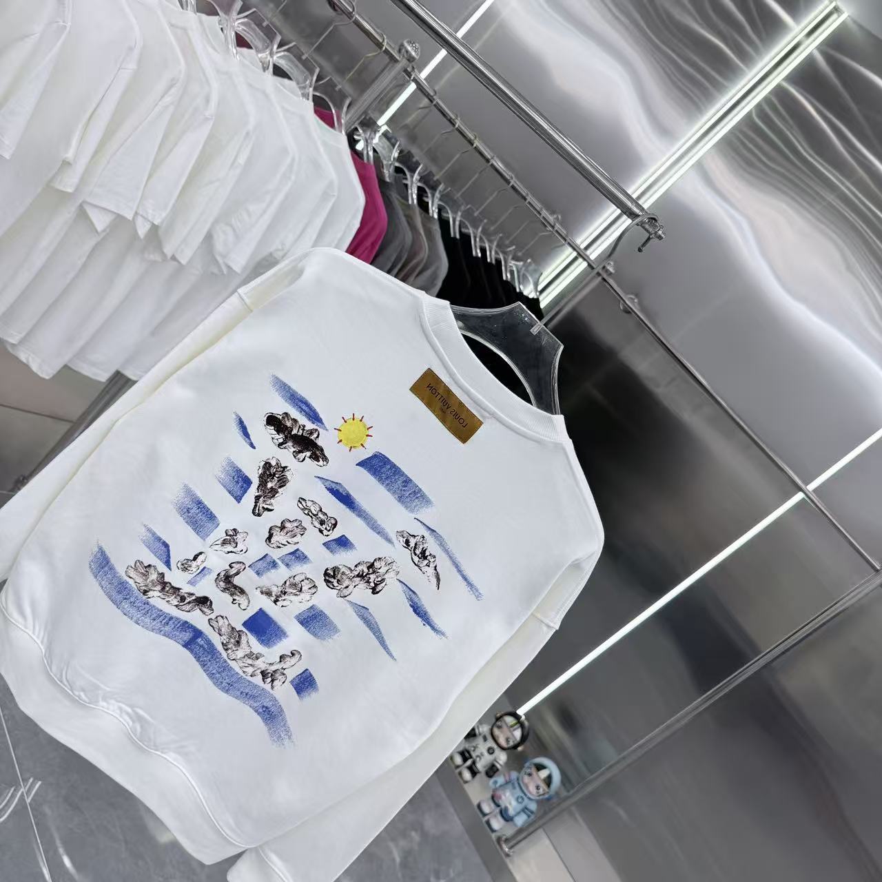 LV 高仿白色圓領衛衣 彩色Logo印花簡約設計｜歐美奢侈品精品推薦