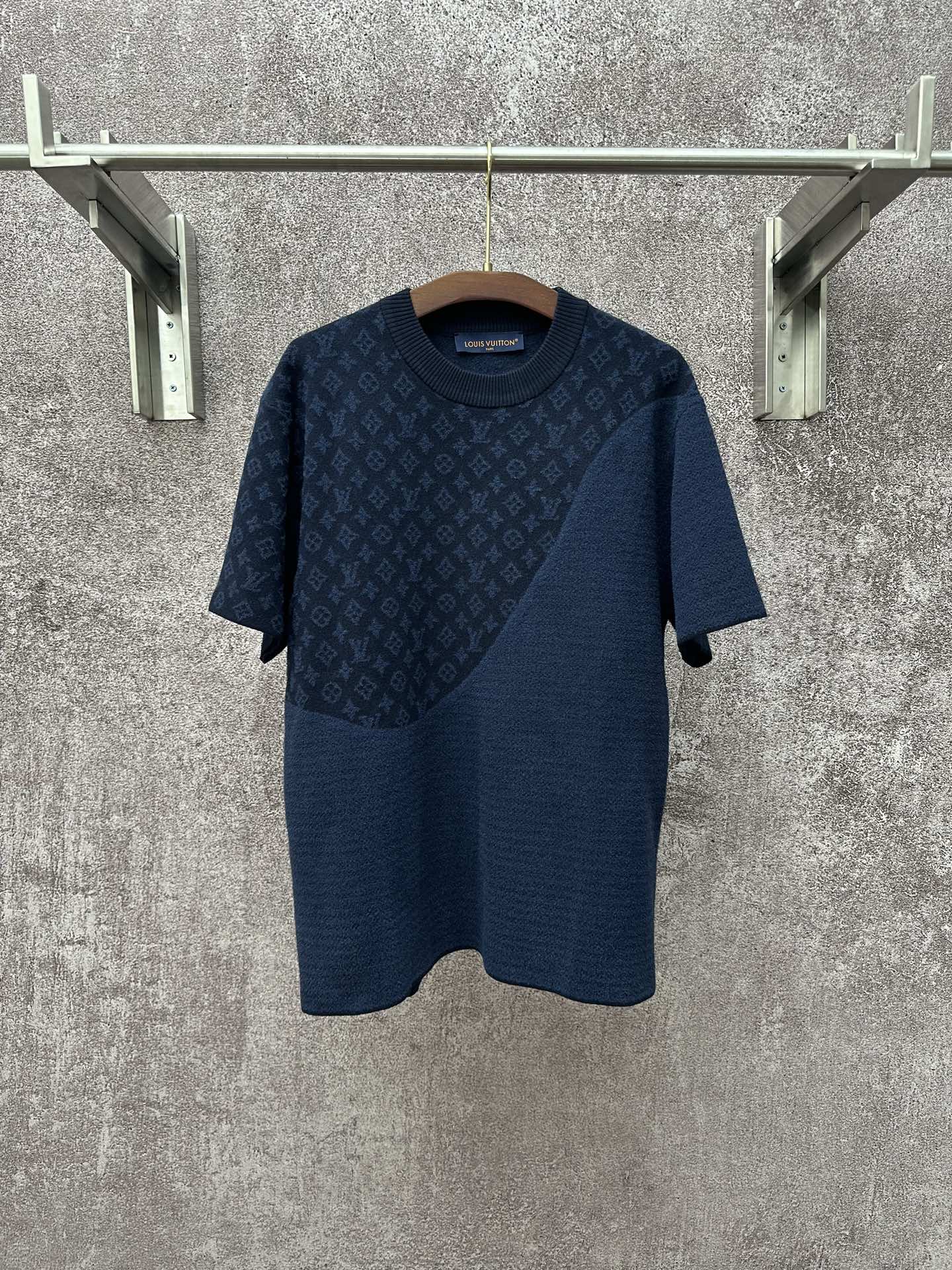 LV 高仿深藍提花短袖T恤 Monogram拼接設計|超A仿原單精品圖片 2 LV 高仿深藍提花短袖T恤 Monogram拼接設計|歐美奢侈品精品推薦