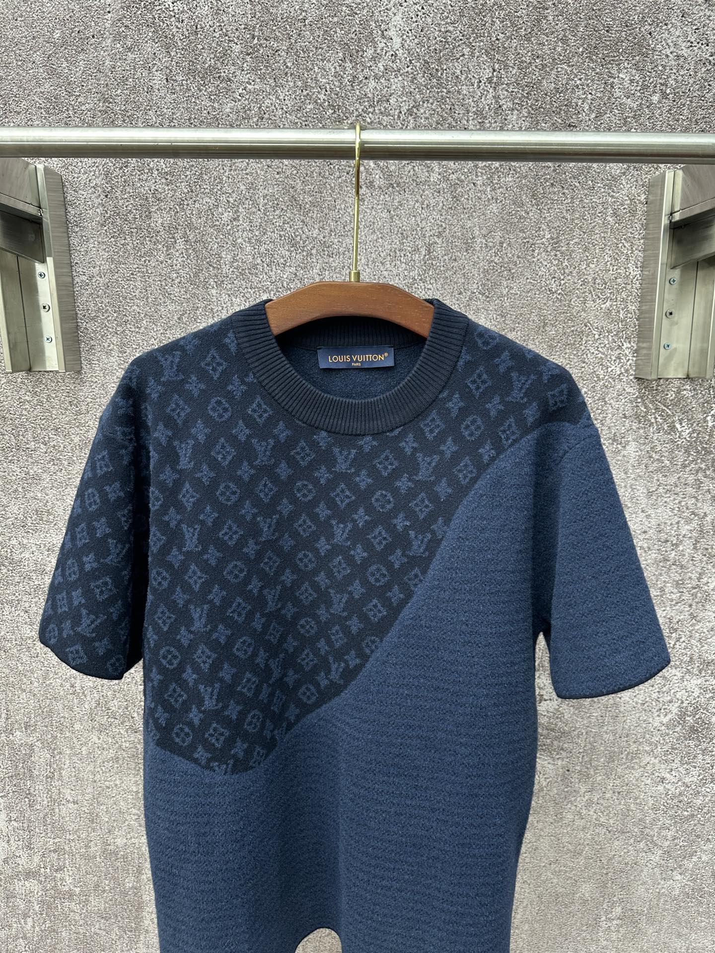 LV 高仿深藍提花短袖T恤 Monogram拼接設計｜歐美奢侈品精品推薦