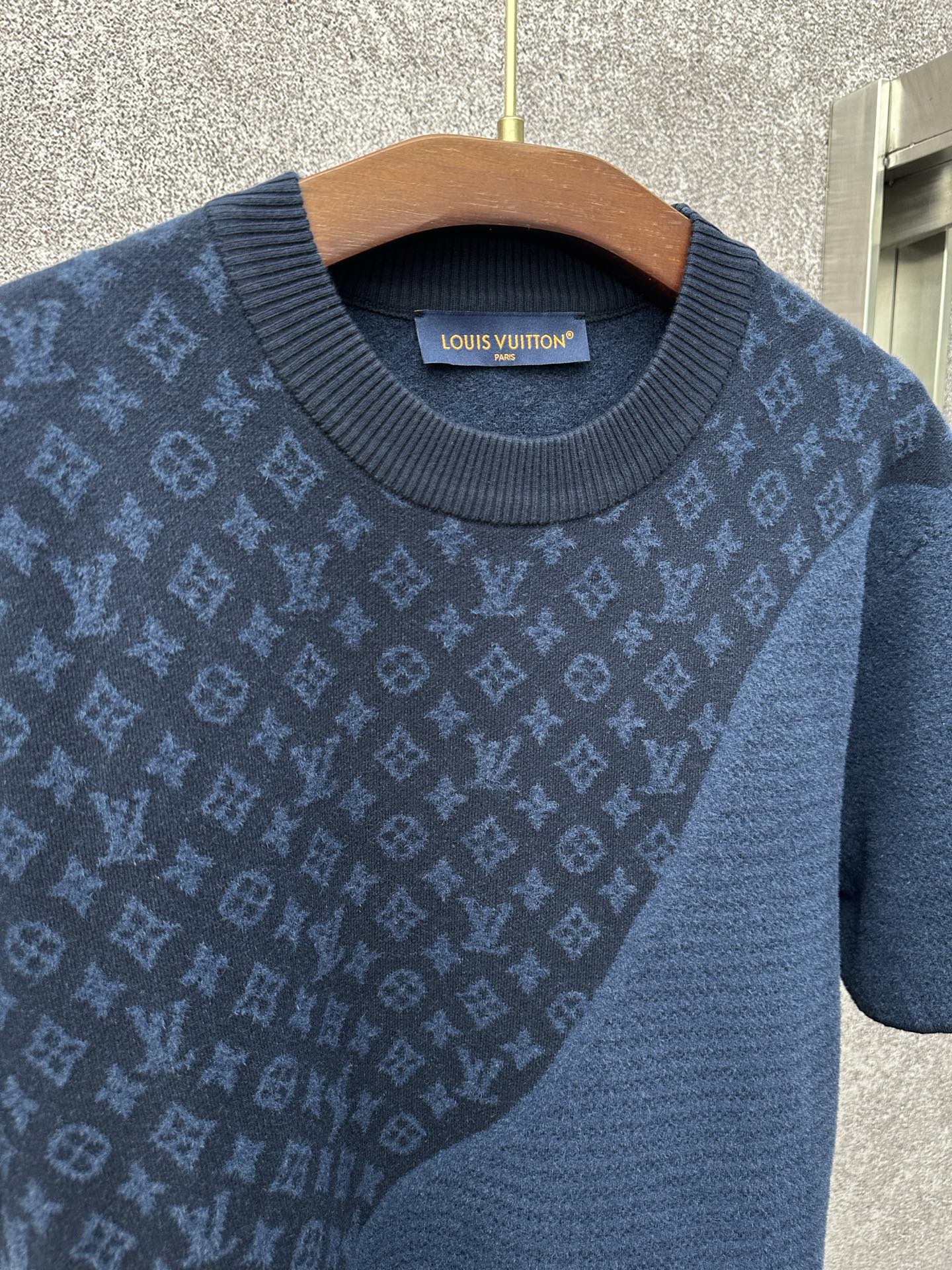 LV 高仿深藍提花短袖T恤 Monogram拼接設計｜歐美奢侈品精品推薦