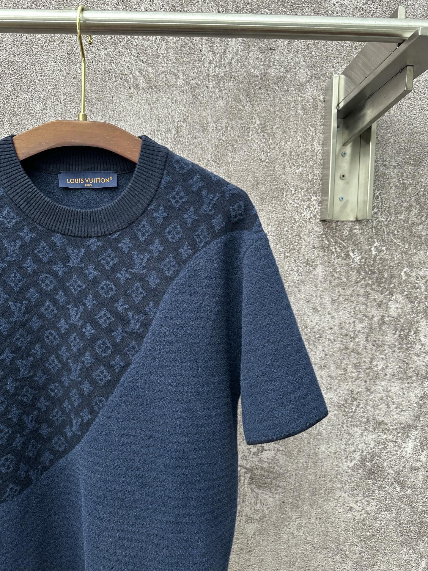 LV 高仿深藍提花短袖T恤 Monogram拼接設計｜歐美奢侈品精品推薦