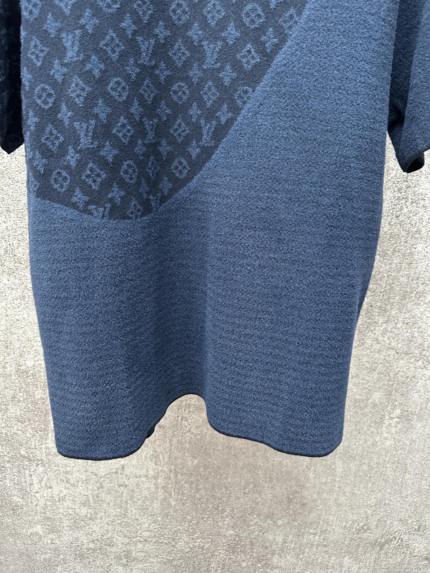 LV 高仿深藍提花短袖T恤 Monogram拼接設計｜歐美奢侈品精品推薦