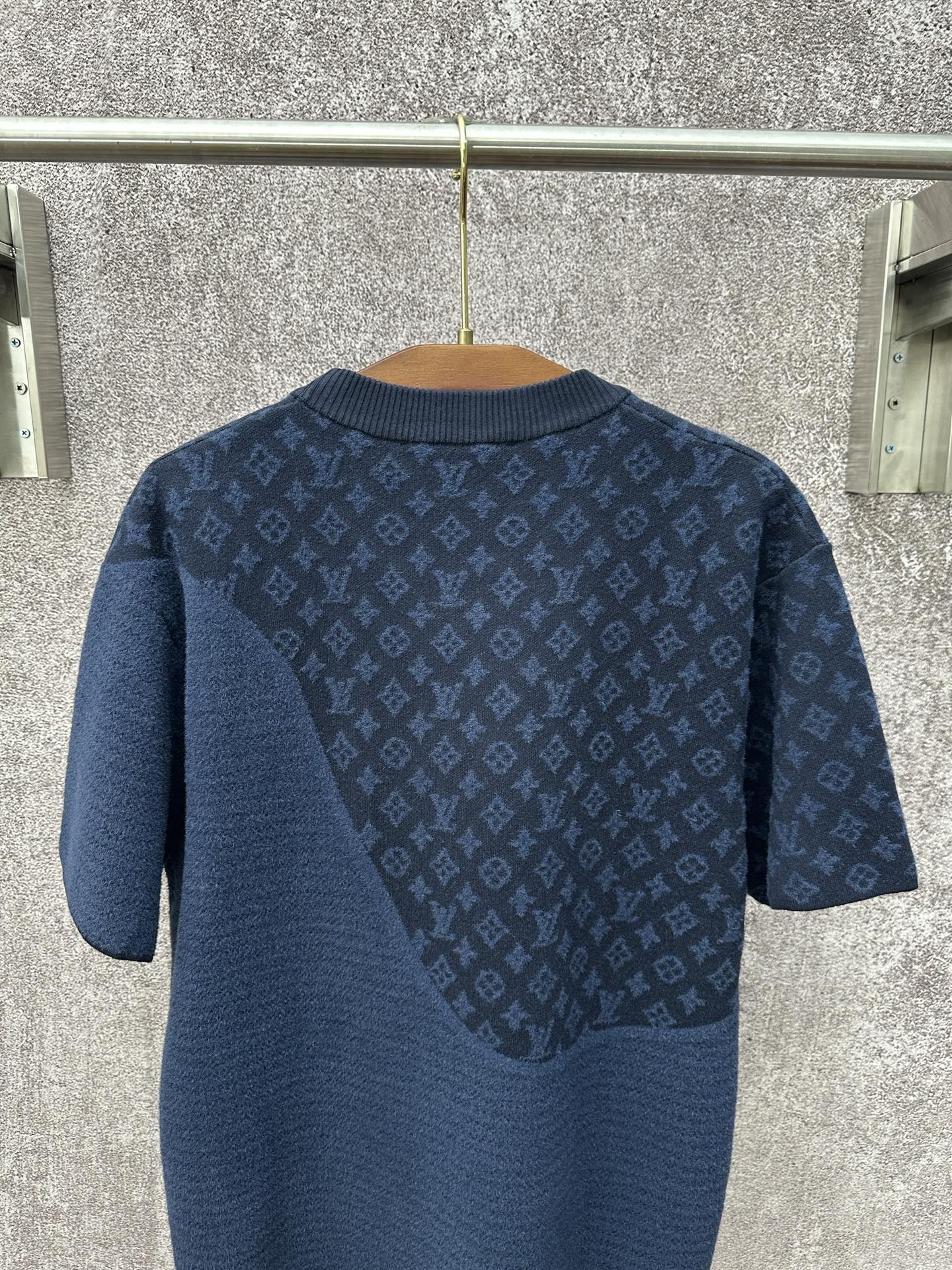 LV 高仿深藍提花短袖T恤 Monogram拼接設計｜歐美奢侈品精品推薦