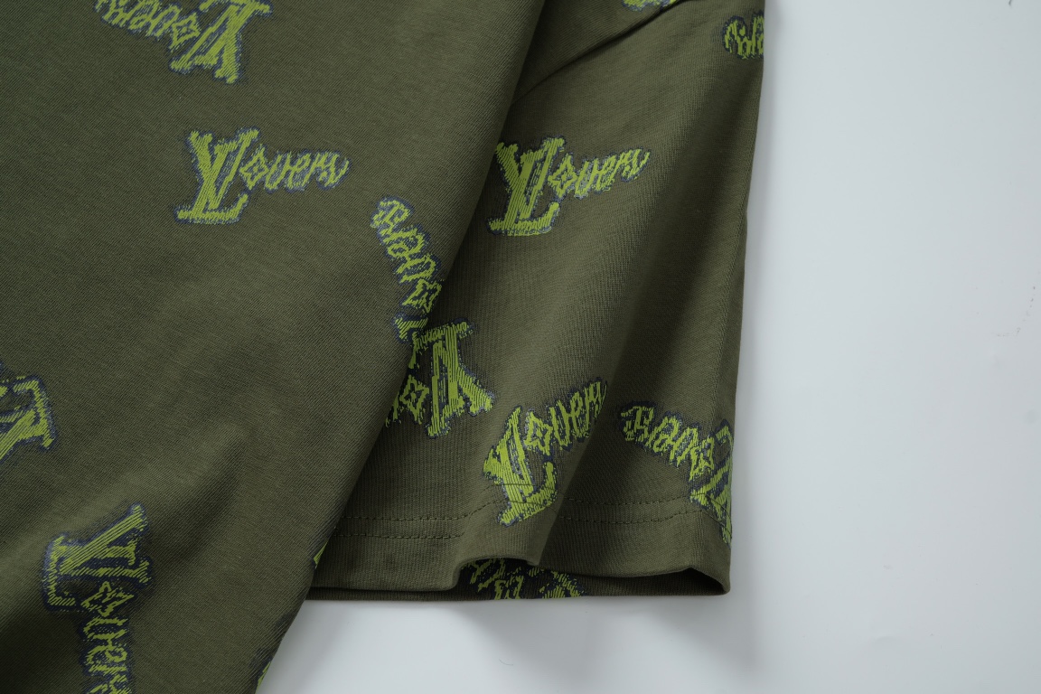 LV 高仿軍綠全字母刺繡短袖T恤 時尚街頭百搭款｜歐美奢侈品精品推薦