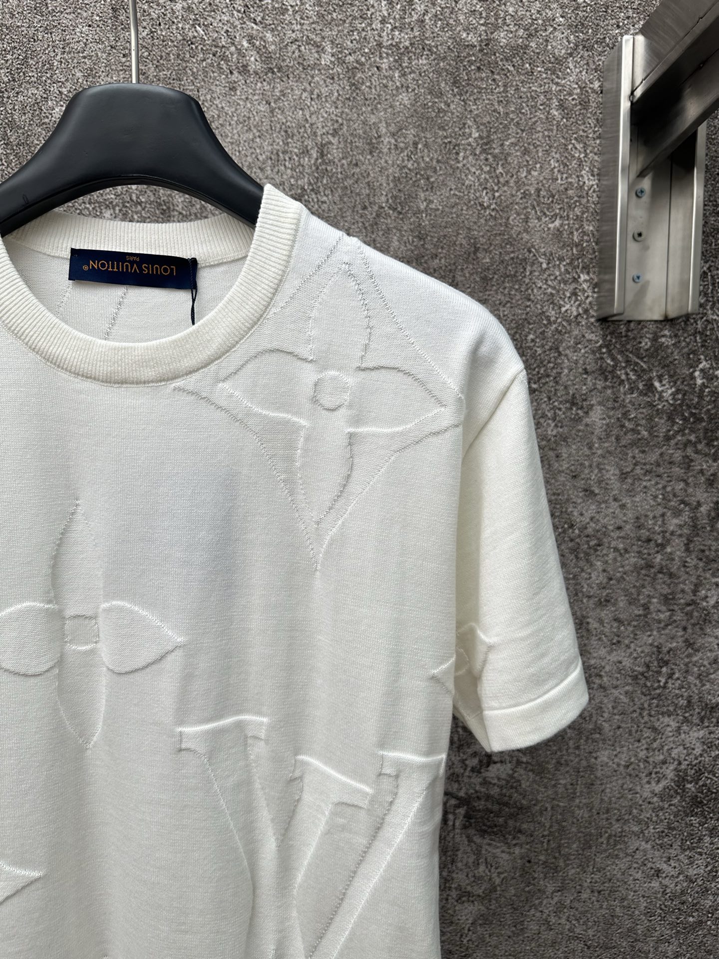 LV 一比一立體提花白色短袖T恤 精品純棉休閒款｜歐美奢侈品精品推薦