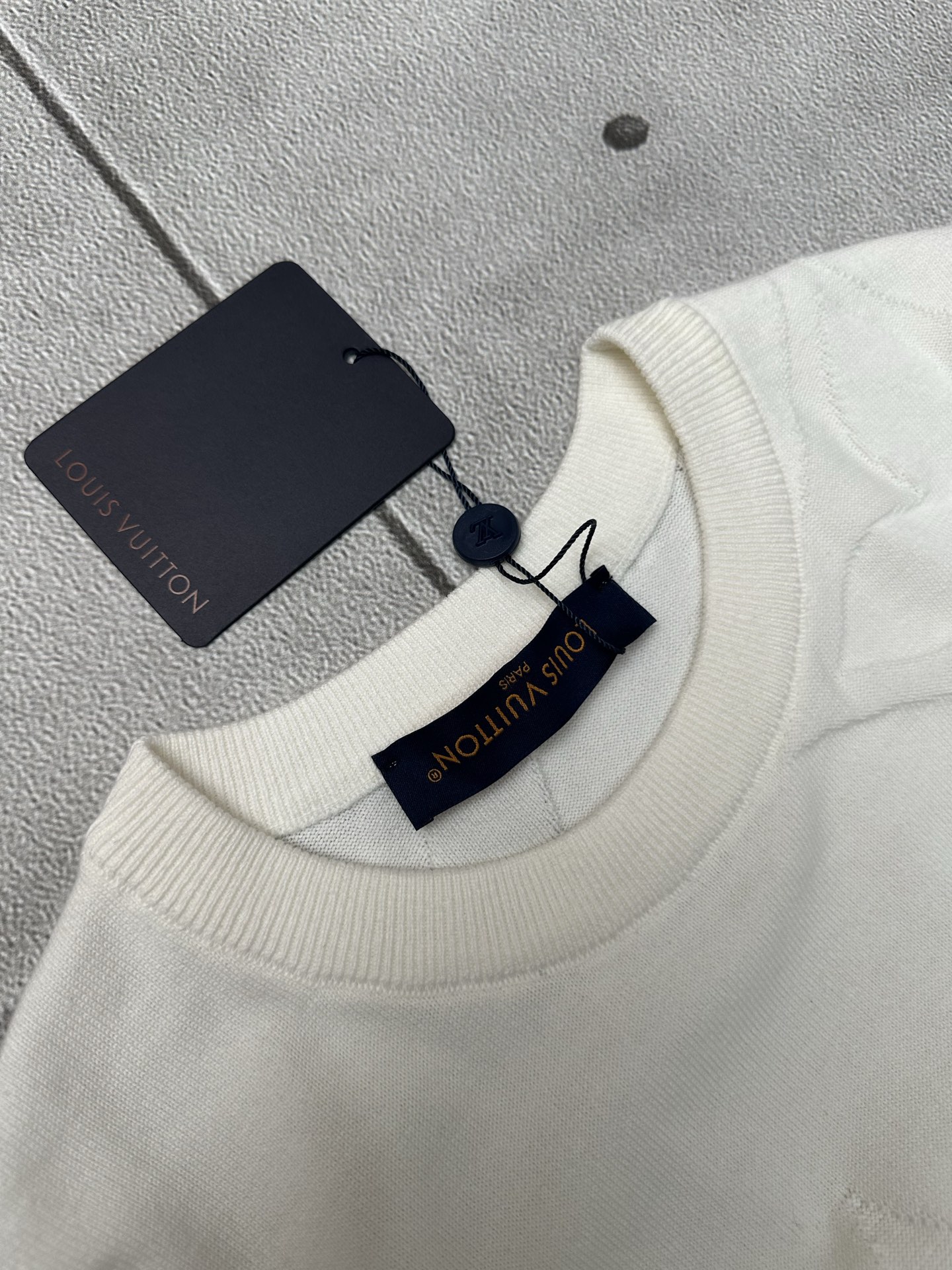 LV 一比一立體提花白色短袖T恤 精品純棉休閒款｜歐美奢侈品精品推薦