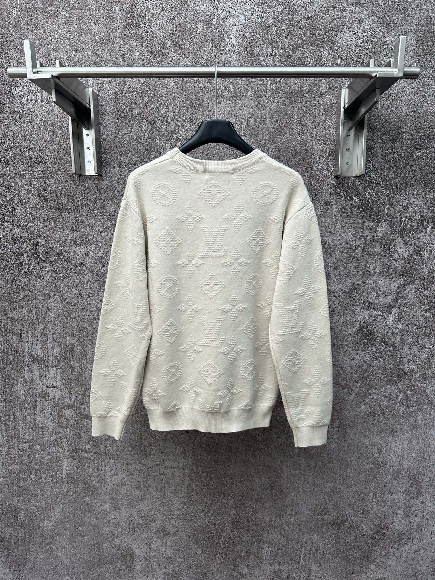 LV 復刻Monogram立體針織毛衣 奶白質感長袖|超A仿原單精品圖片 14 LV 復刻Monogram立體針織毛衣 奶白質感長袖|歐美奢侈品精品推薦