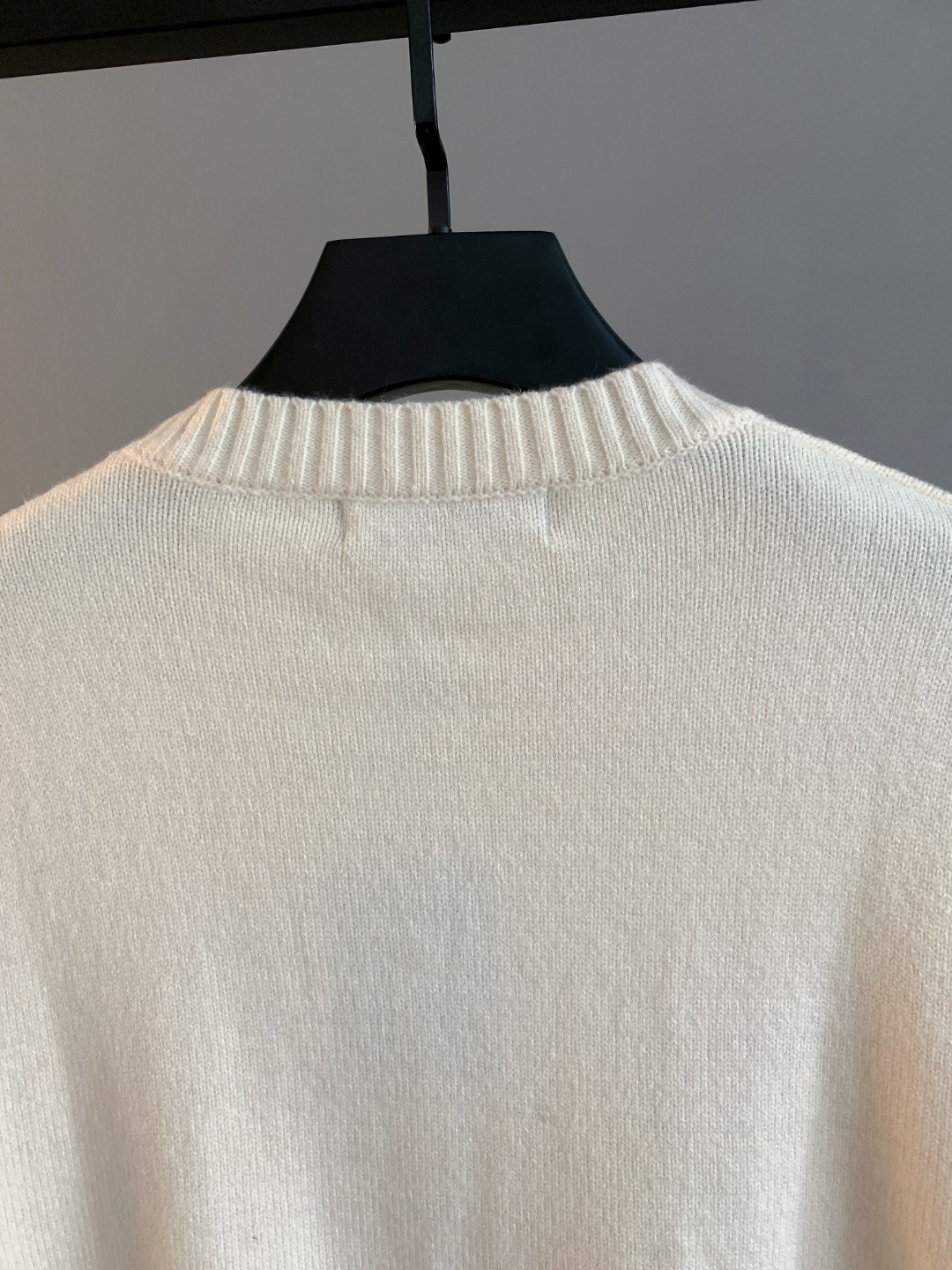 LV A貨男士米白針織上衣 立體Logo繡字設計簡約感十足｜歐美奢侈品精品推薦