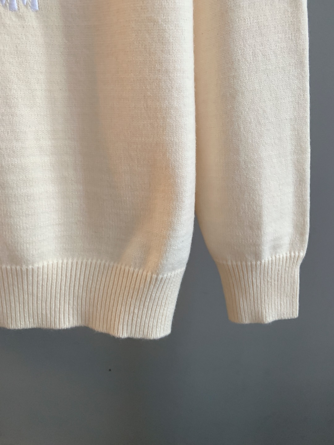 LV A貨男士米白針織上衣 立體Logo繡字設計簡約感十足｜歐美奢侈品精品推薦