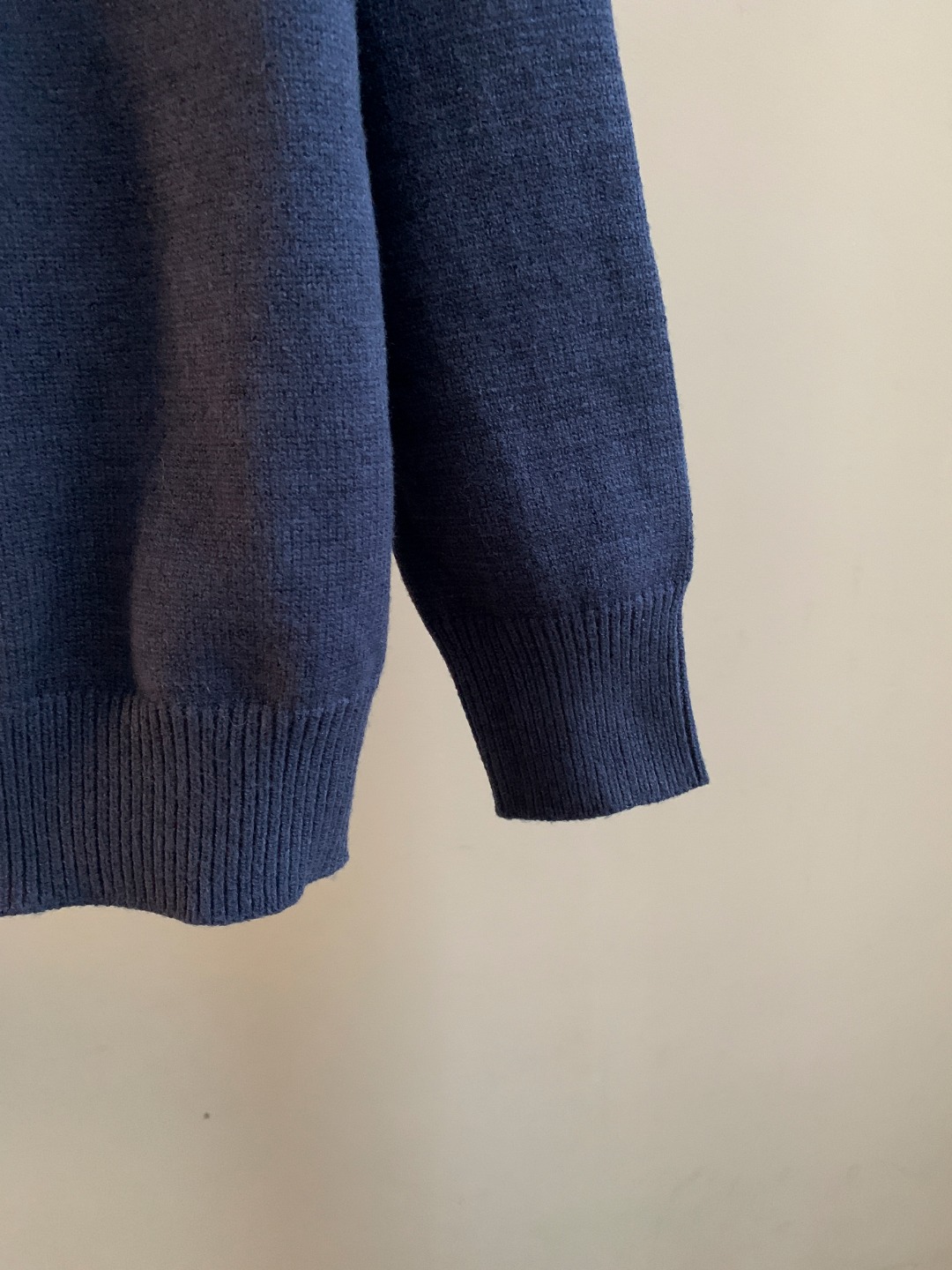 LV一比一男士針織長袖 深藍撞白字紋 高質感休閒|超A仿原單精品圖片 9 LV一比一男士針織長袖 深藍撞白字紋 高質感休閒|歐美奢侈品精品推薦