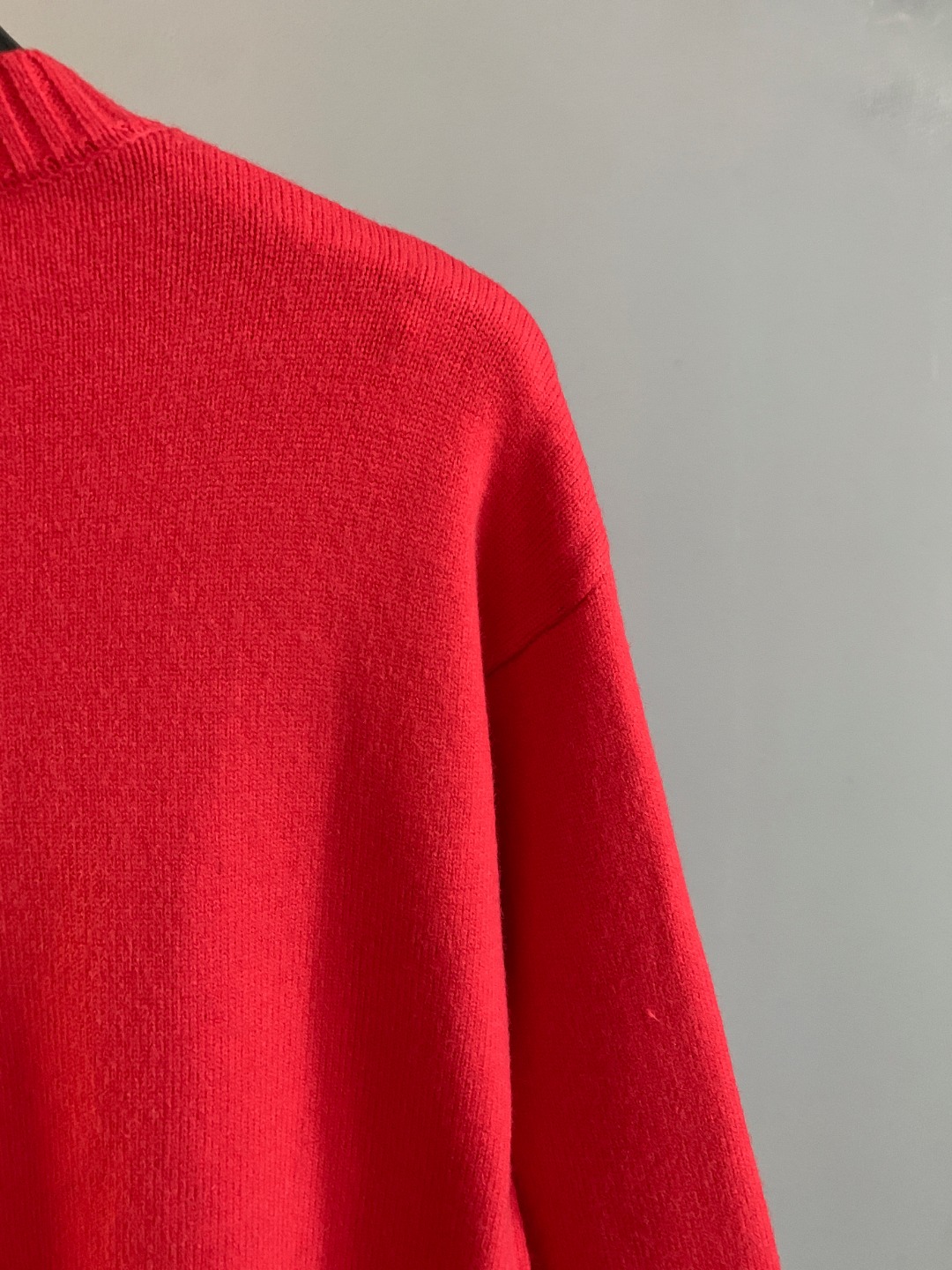 LV高仿男士紅色針織長袖 撞色品牌字樣刺繡｜歐美奢侈品精品推薦