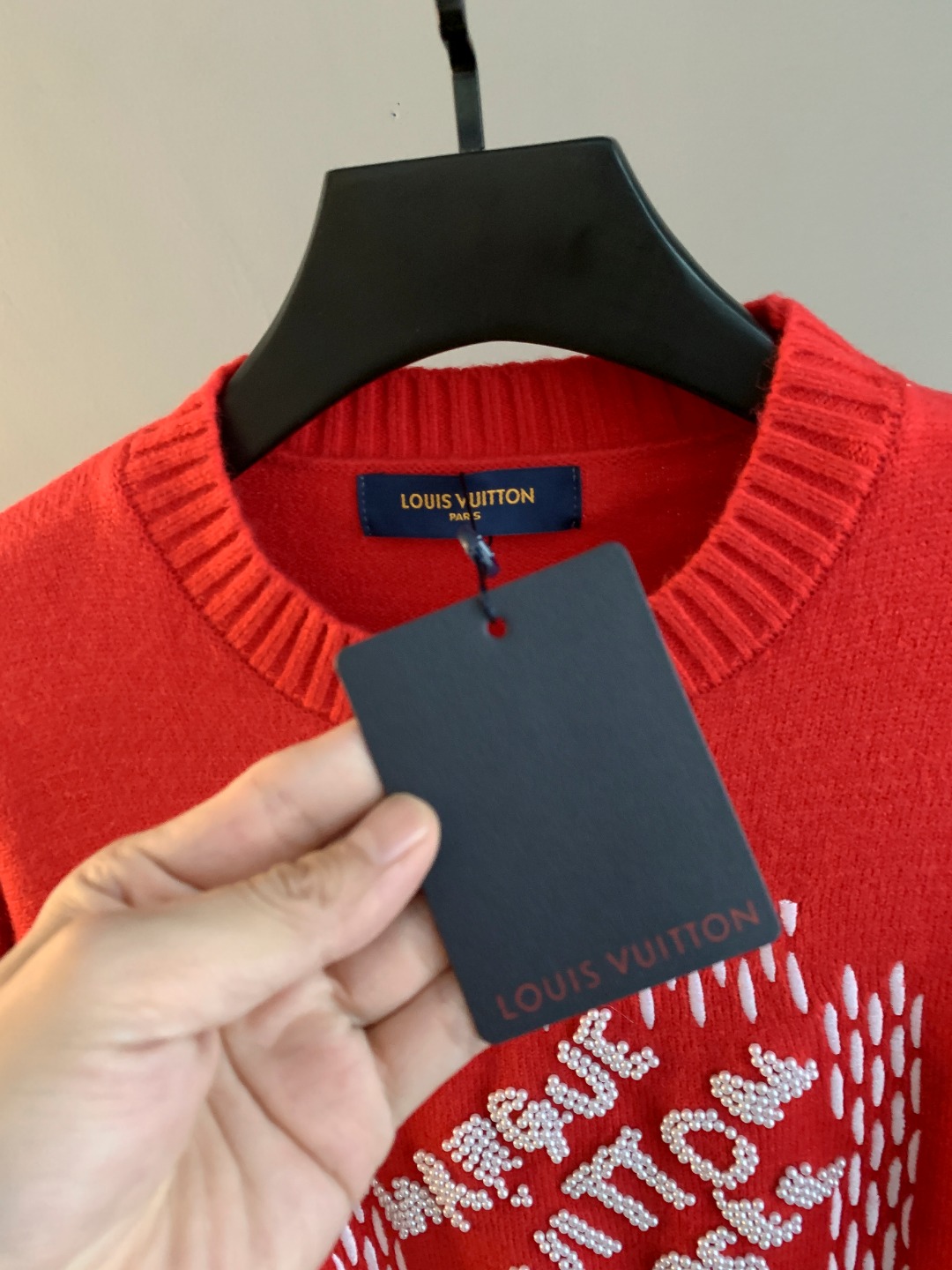 LV高仿男士紅色針織長袖 撞色品牌字樣刺繡｜歐美奢侈品精品推薦
