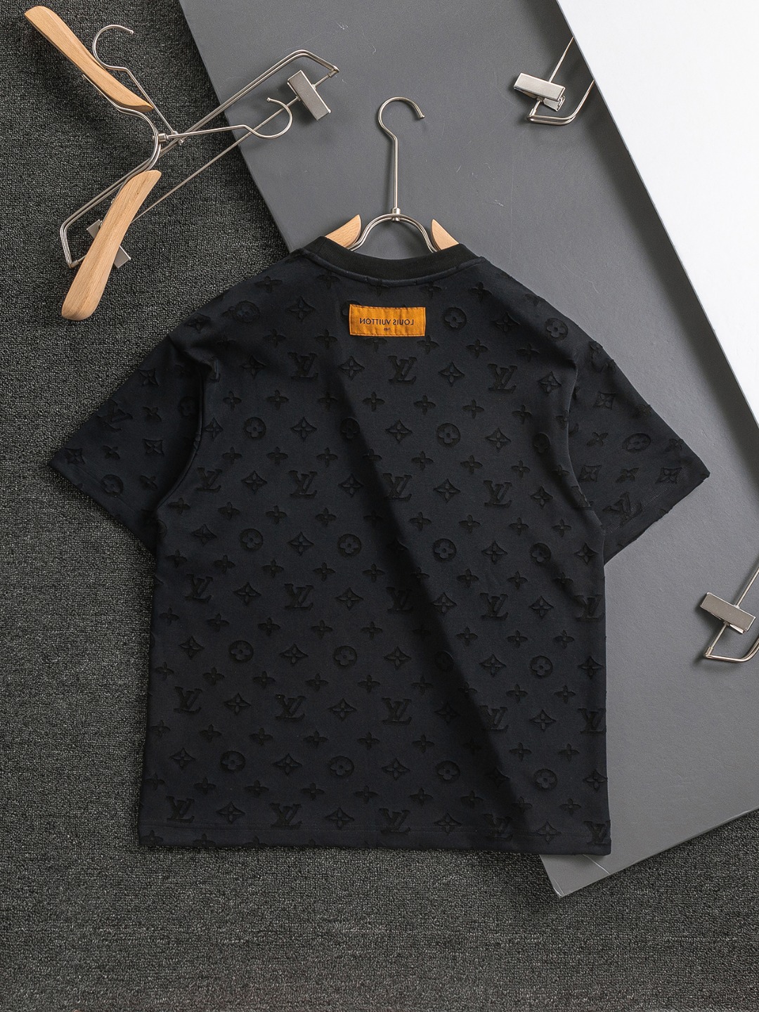 LV原單男士黑色短袖T恤 滿版壓紋老花經典款|超A仿原單精品圖片 13 LV原單男士黑色短袖T恤 滿版壓紋老花經典款|歐美奢侈品精品推薦