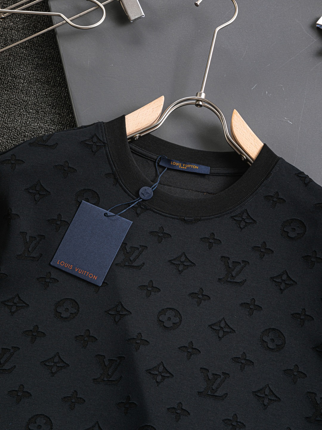 LV原單男士黑色短袖T恤 滿版壓紋老花經典款|超A仿原單精品圖片 10 LV原單男士黑色短袖T恤 滿版壓紋老花經典款|歐美奢侈品精品推薦