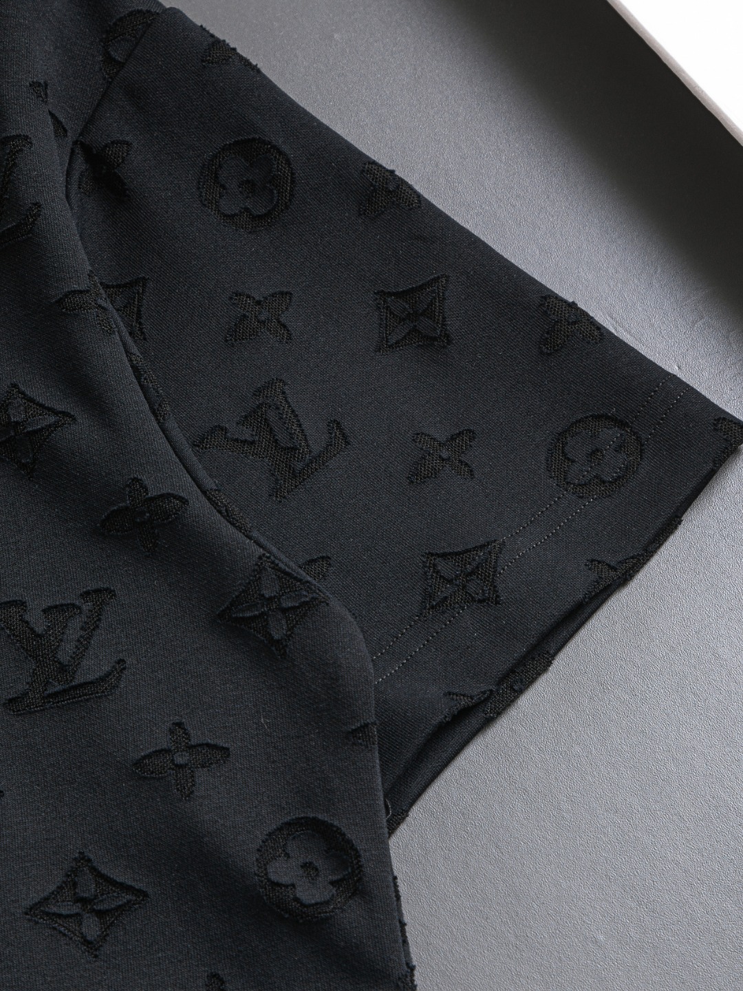 LV原單男士黑色短袖T恤 滿版壓紋老花經典款|超A仿原單精品圖片 8 LV原單男士黑色短袖T恤 滿版壓紋老花經典款|歐美奢侈品精品推薦