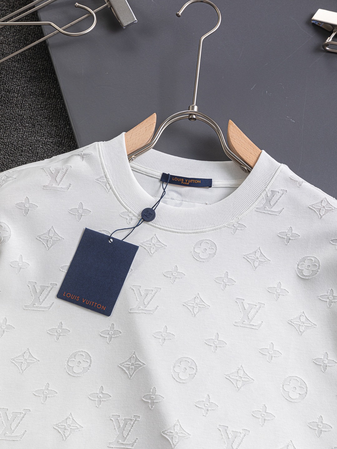 LV高仿男士白色短袖 老花滿版圖案簡約設計｜歐美奢侈品精品推薦