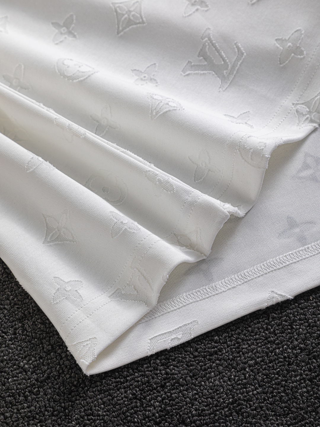 LV高仿男士白色短袖 老花滿版圖案簡約設計｜歐美奢侈品精品推薦