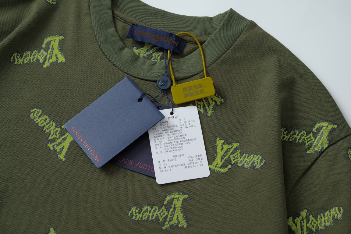 LV A貨綠底滿版字母短袖 男用寬鬆潮流款 刺繡立體圖樣設計｜歐美奢侈品精品推薦