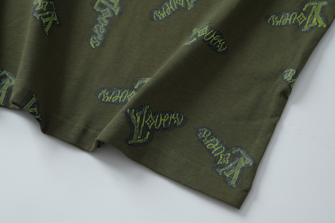 LV A貨綠底滿版字母短袖 男用寬鬆潮流款 刺繡立體圖樣設計｜歐美奢侈品精品推薦