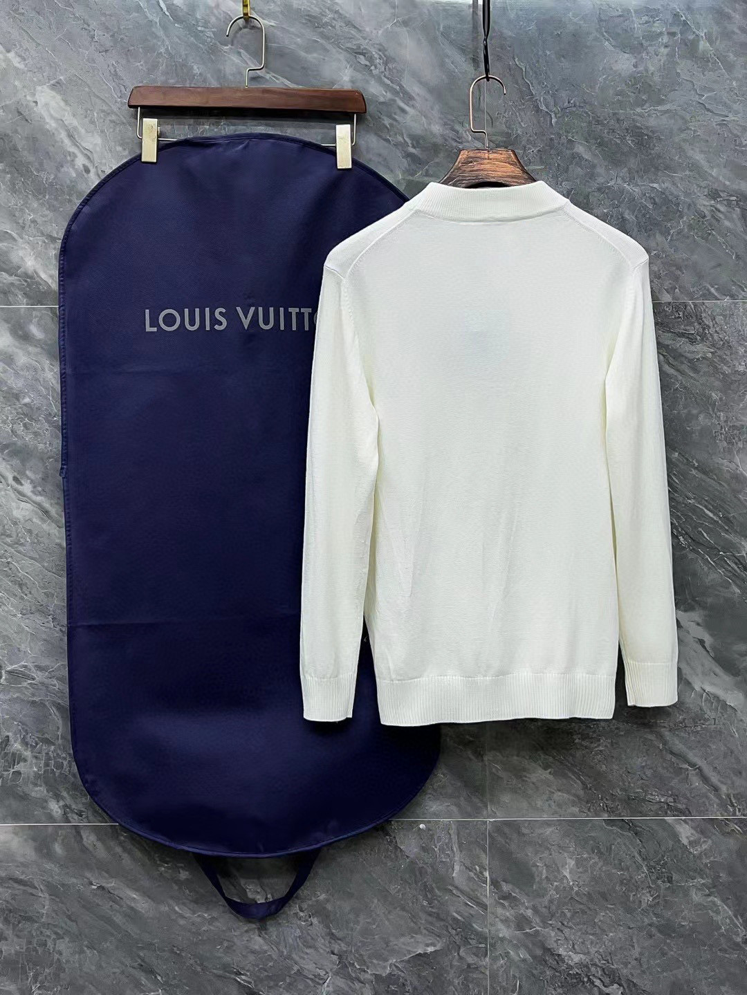 LV 原單圓形刺繡標識簡約長袖針織衫(白/黑雙色)|超A仿原單精品圖片 12 LV 原單圓形刺繡標識簡約長袖針織衫(白/黑雙色)|歐美奢侈品精品推薦