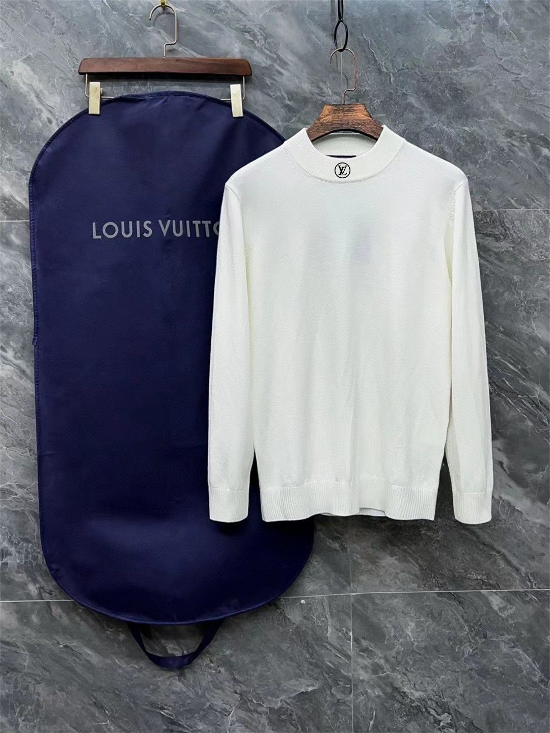 LV 高仿領口刺繡 Logo 羅紋長袖針織衫（黑白雙色）｜歐美奢侈品精品推薦